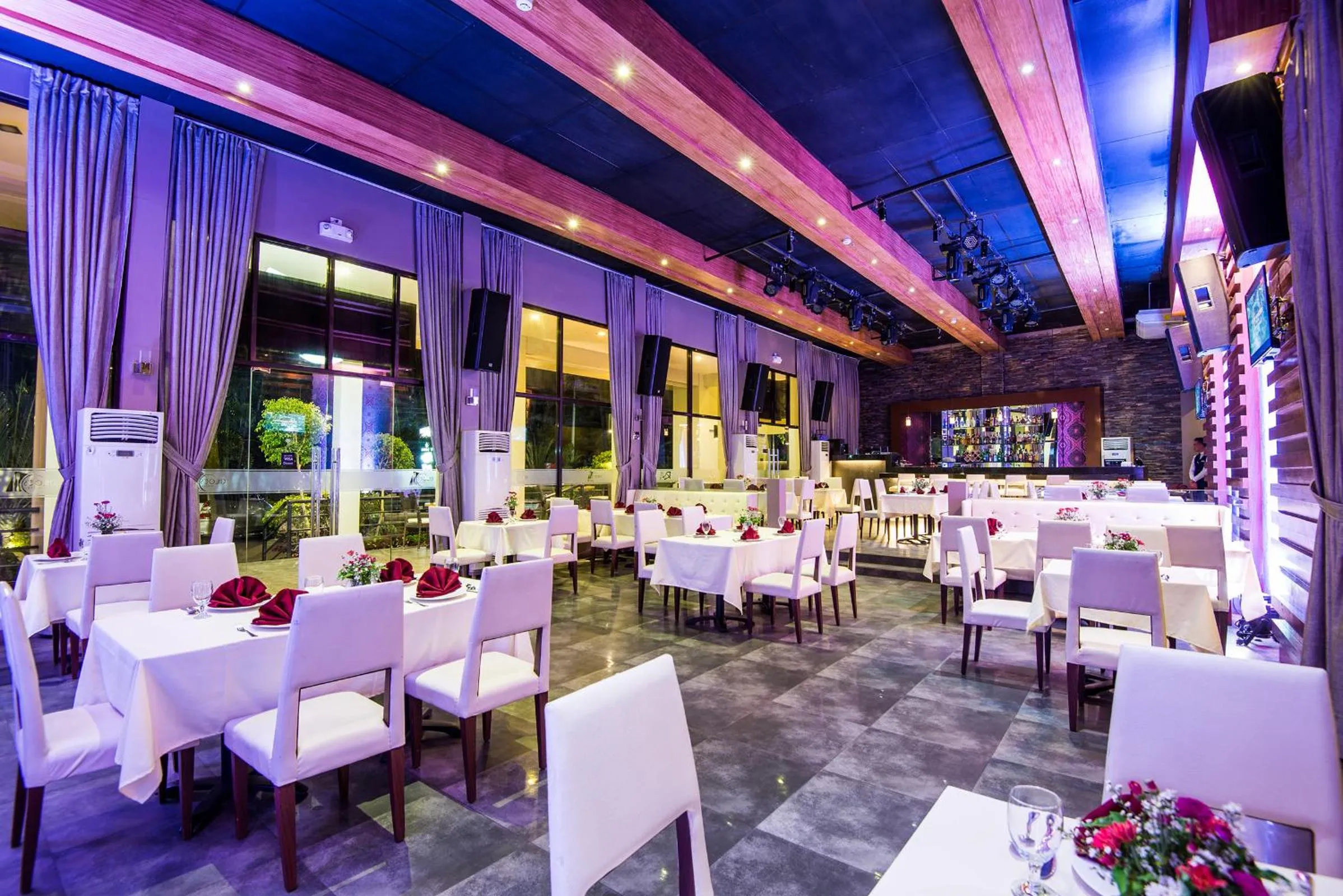 Restaurant/places to eat in Ariana Hotel