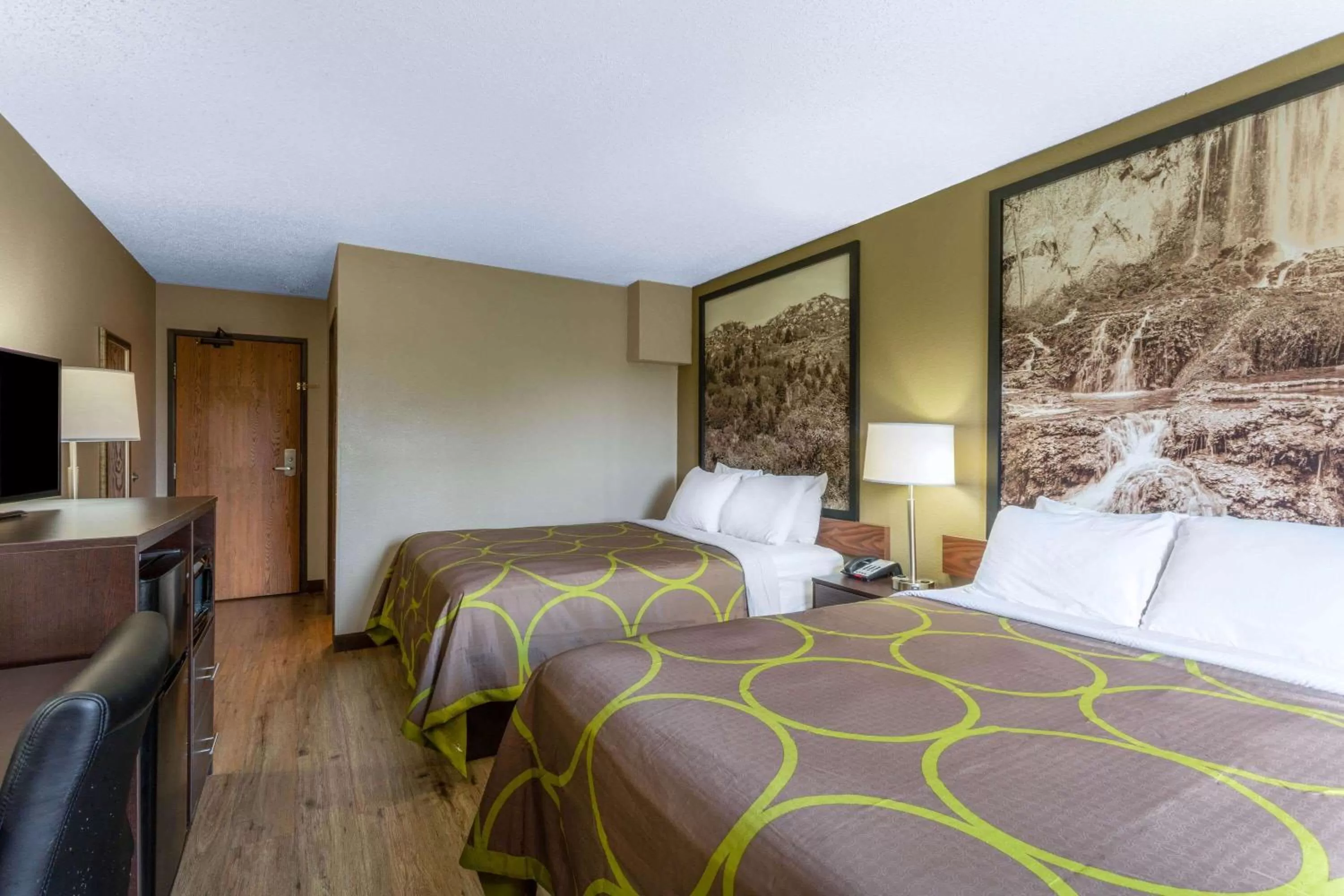 Photo of the whole room, Bed in Super 8 by Wyndham Abingdon VA