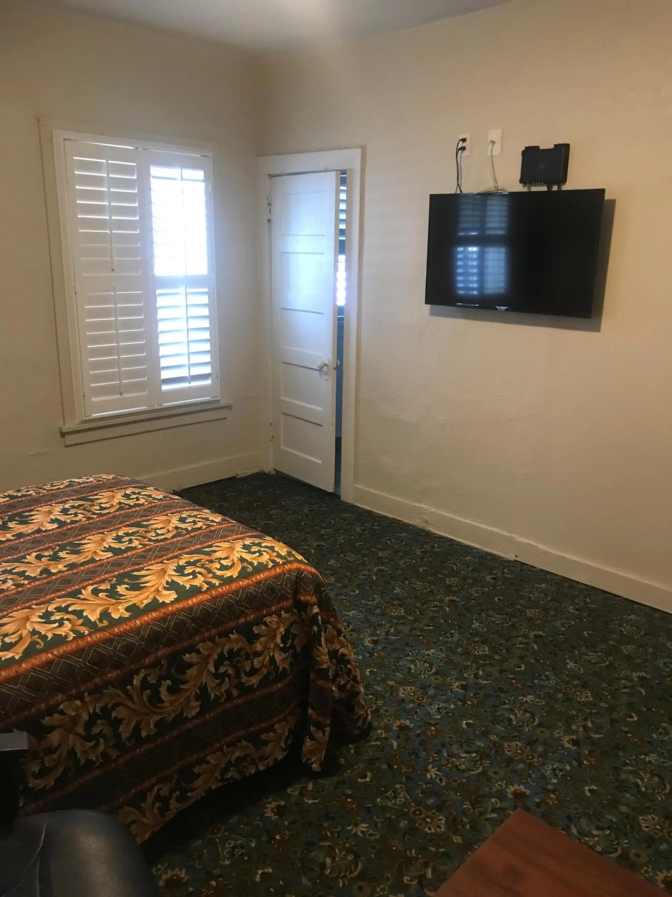 Bed in Hotel West Inn, Hollywood - LA