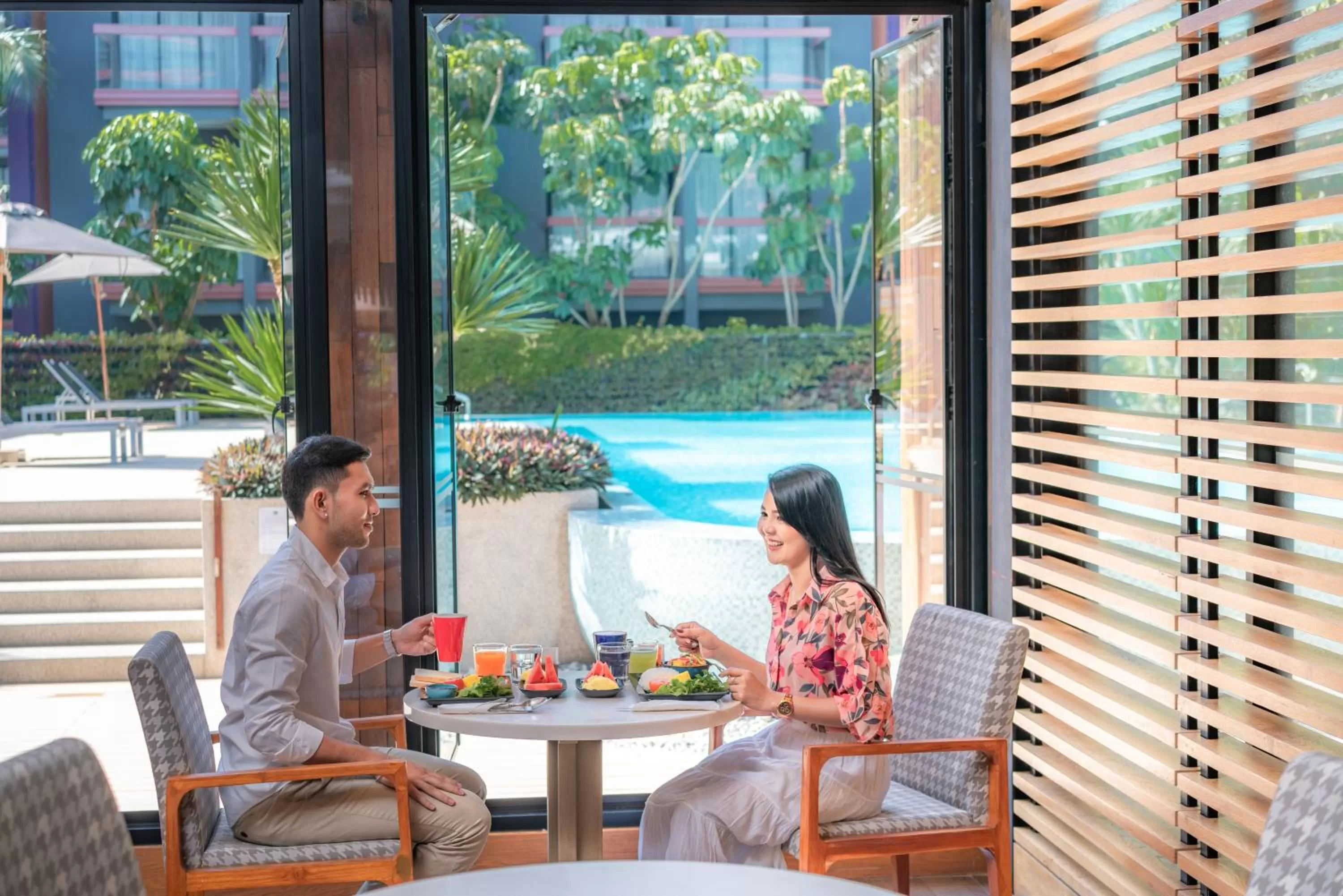 Restaurant/places to eat in Holiday Inn Express Phuket Patong Beach Central by IHG