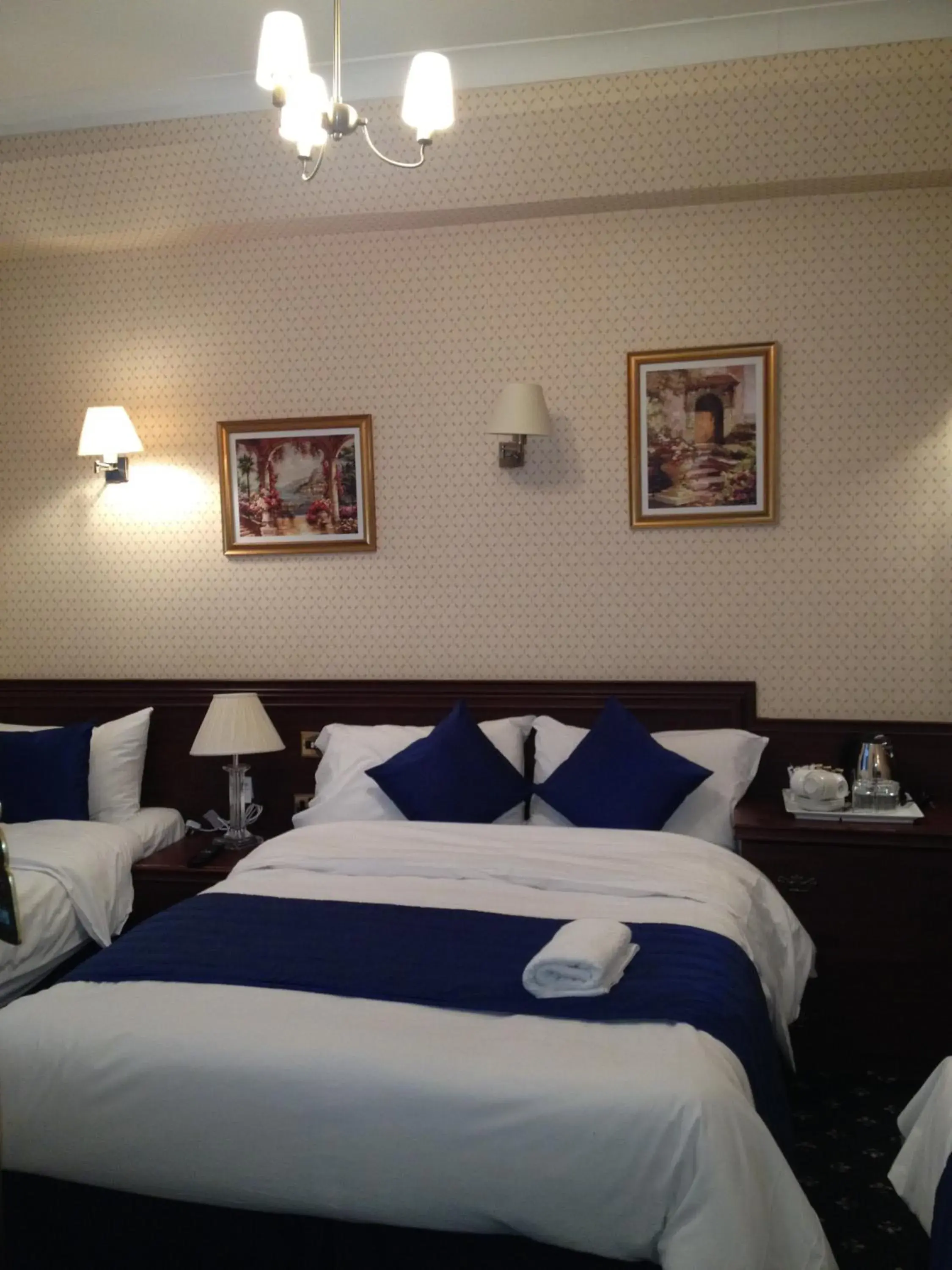 Quadruple Room in Avon Hotel Quadruple Room in Avon Hotel