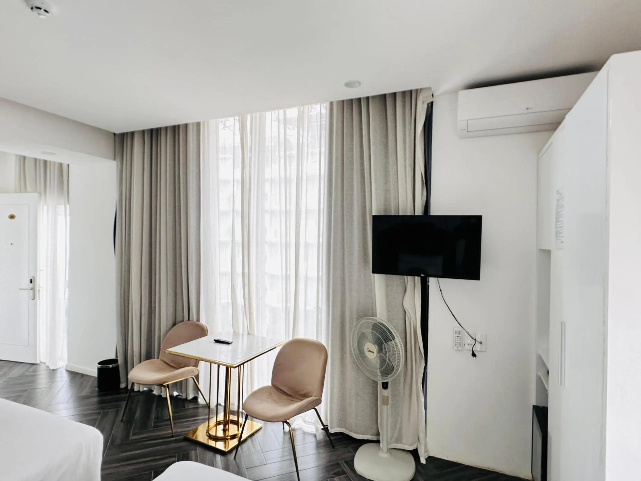 air conditioner in Len's Hotel