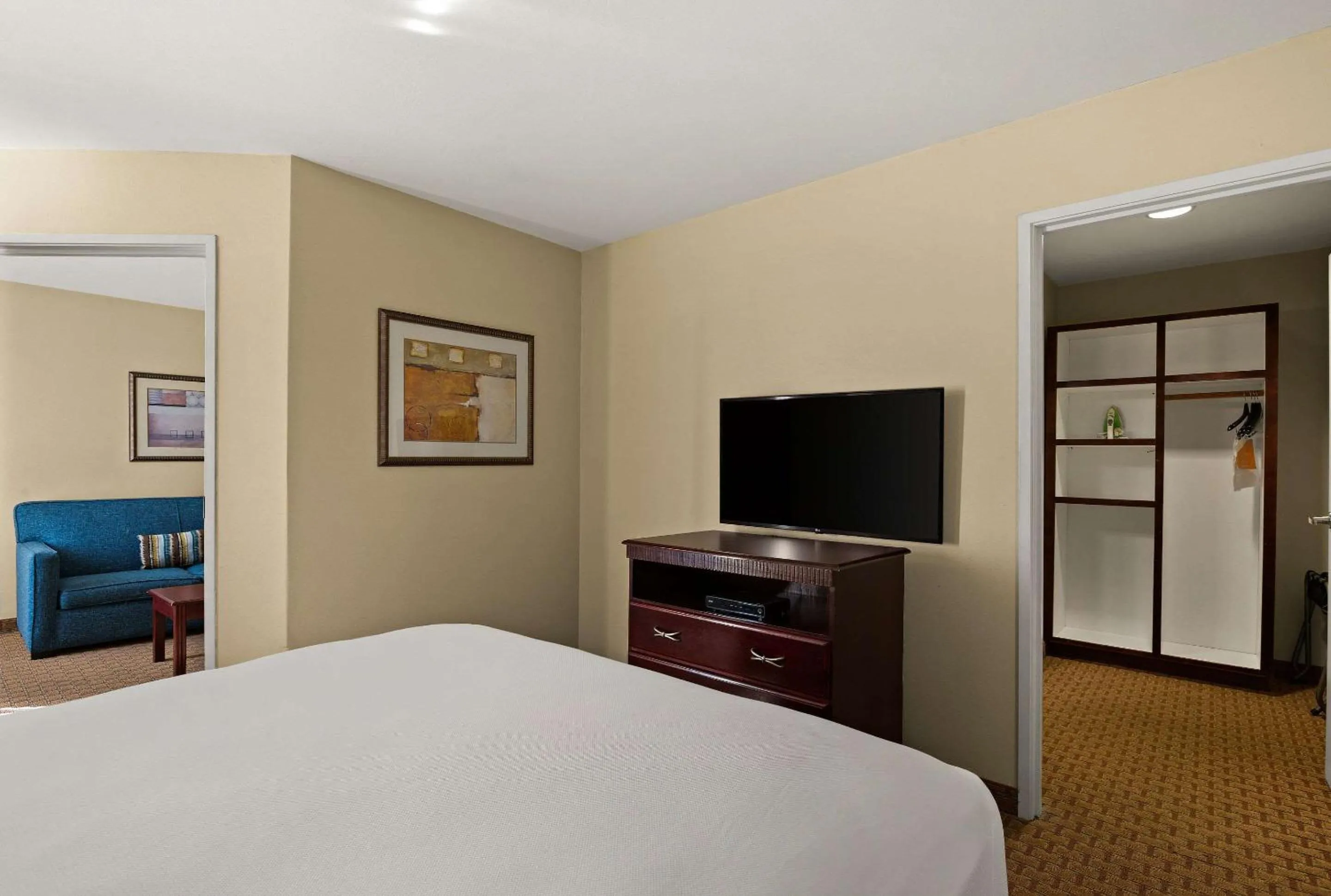 Bedroom, Bed in MainStay Suites Houma