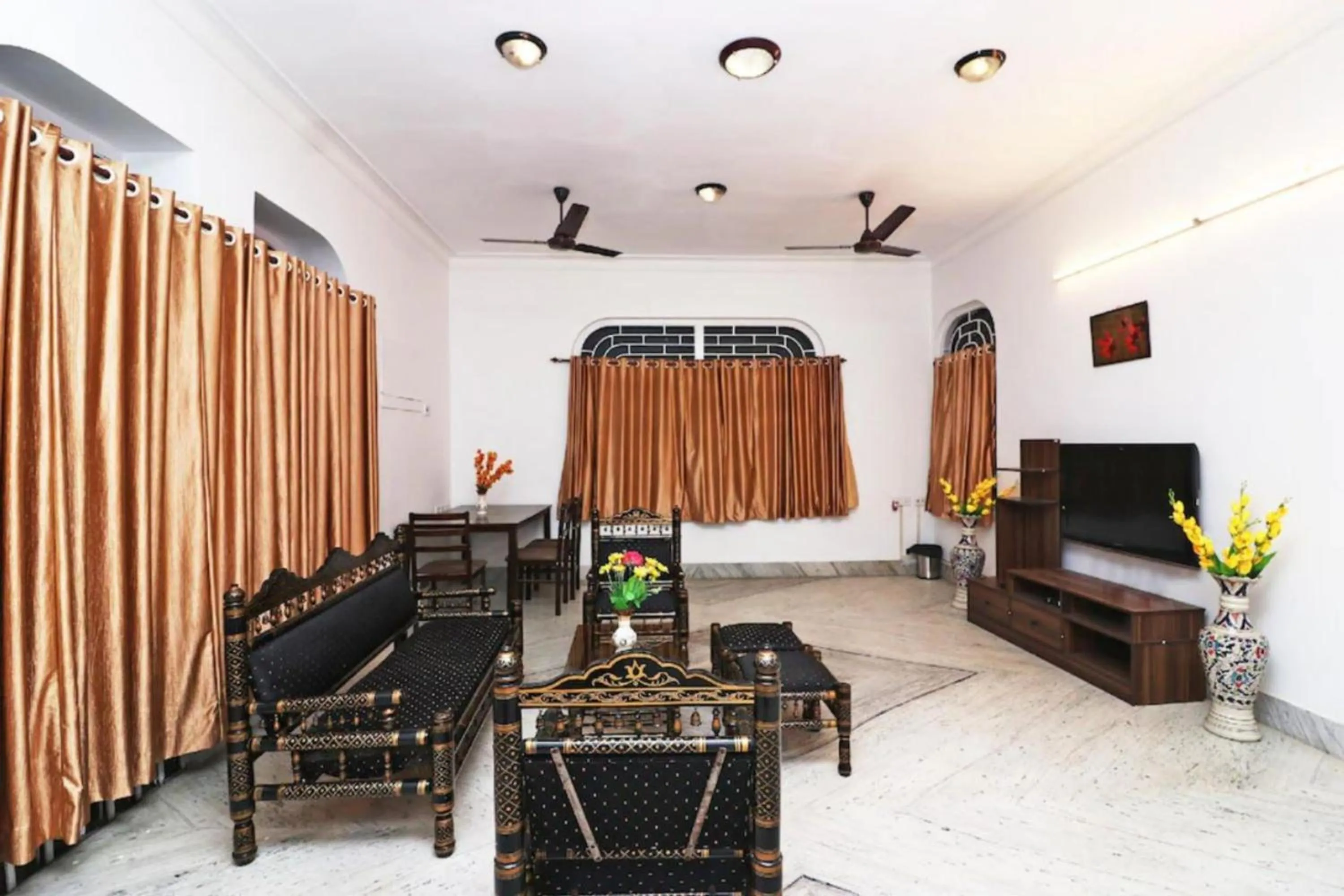 TV and multimedia, Seating Area in Goroomgo Hotel Manurama Ruby Kolkata