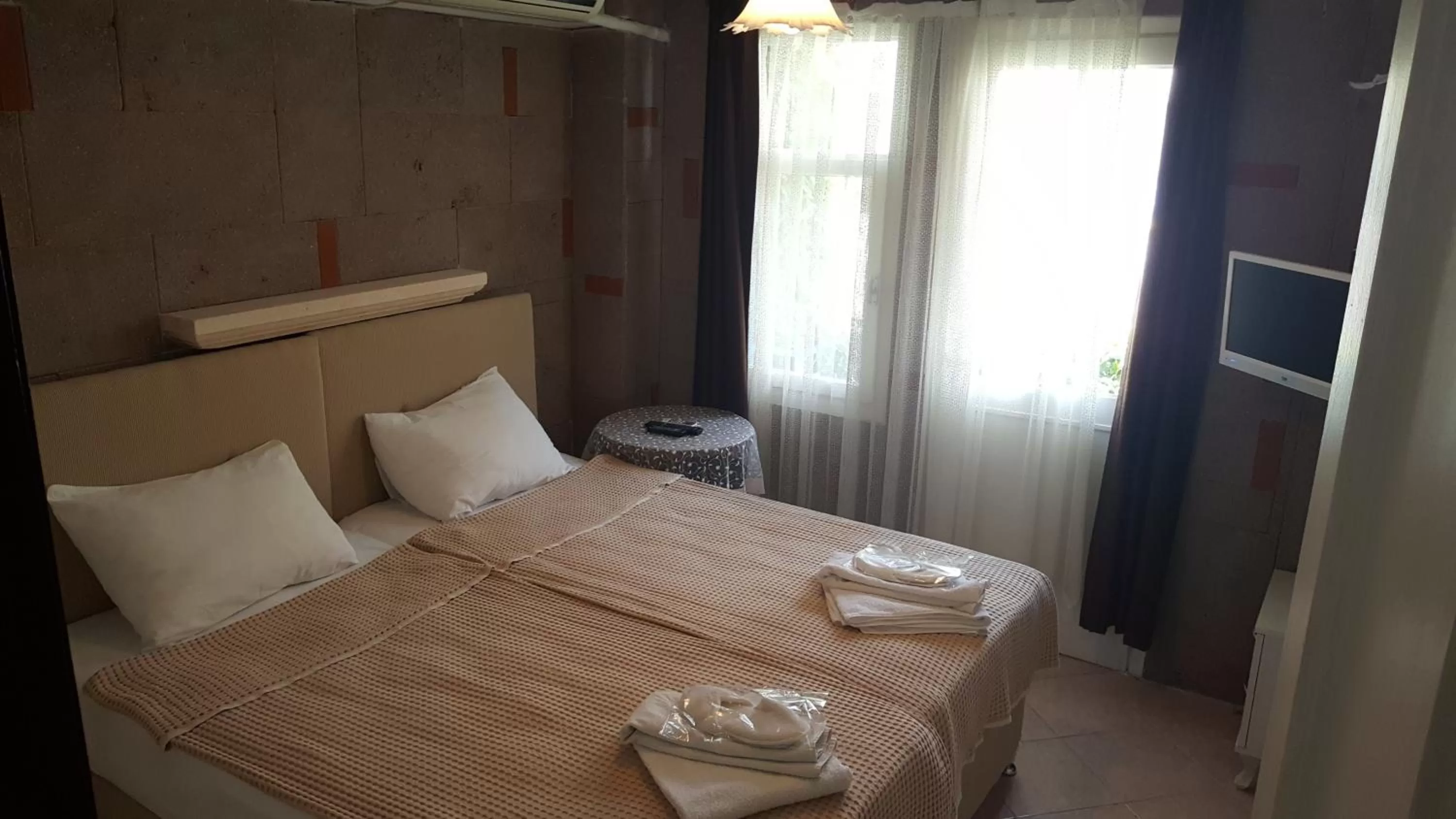 Photo of the whole room, Bed in Foça Ensar Hotel