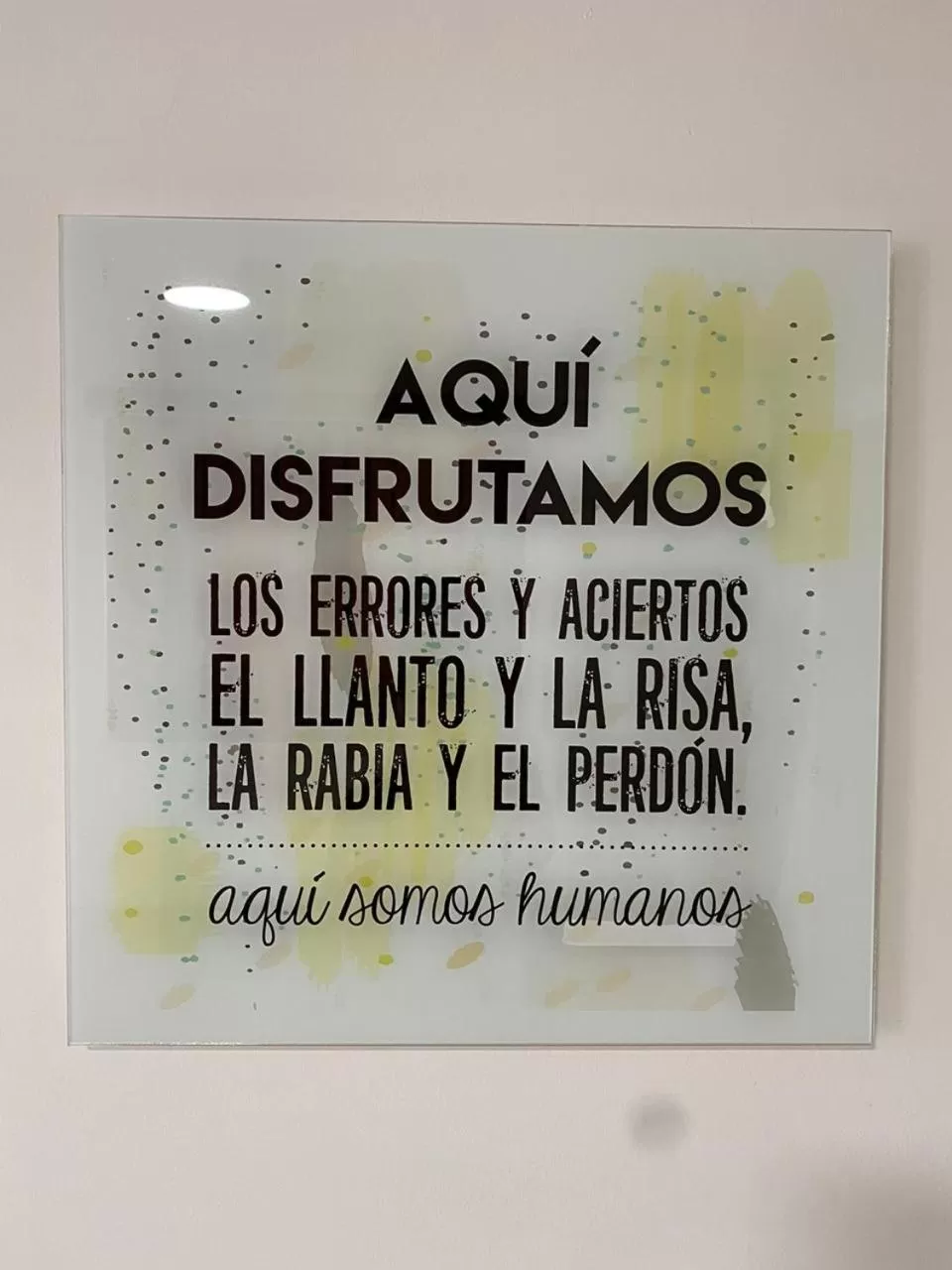 Text overlay in Hotel Cafe Estrella