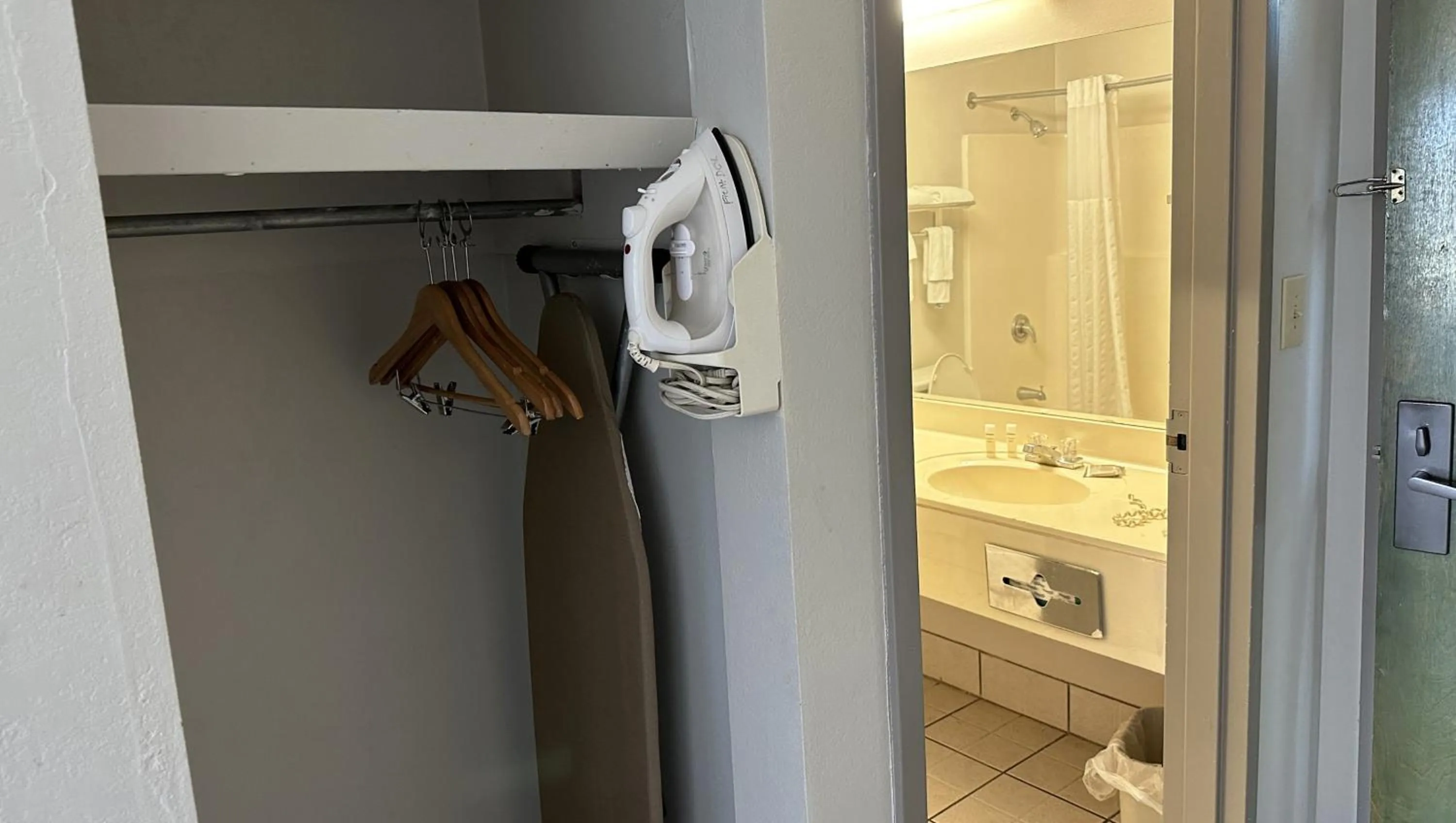 Photo of the whole room in Super Inn & Suites Philadelphia