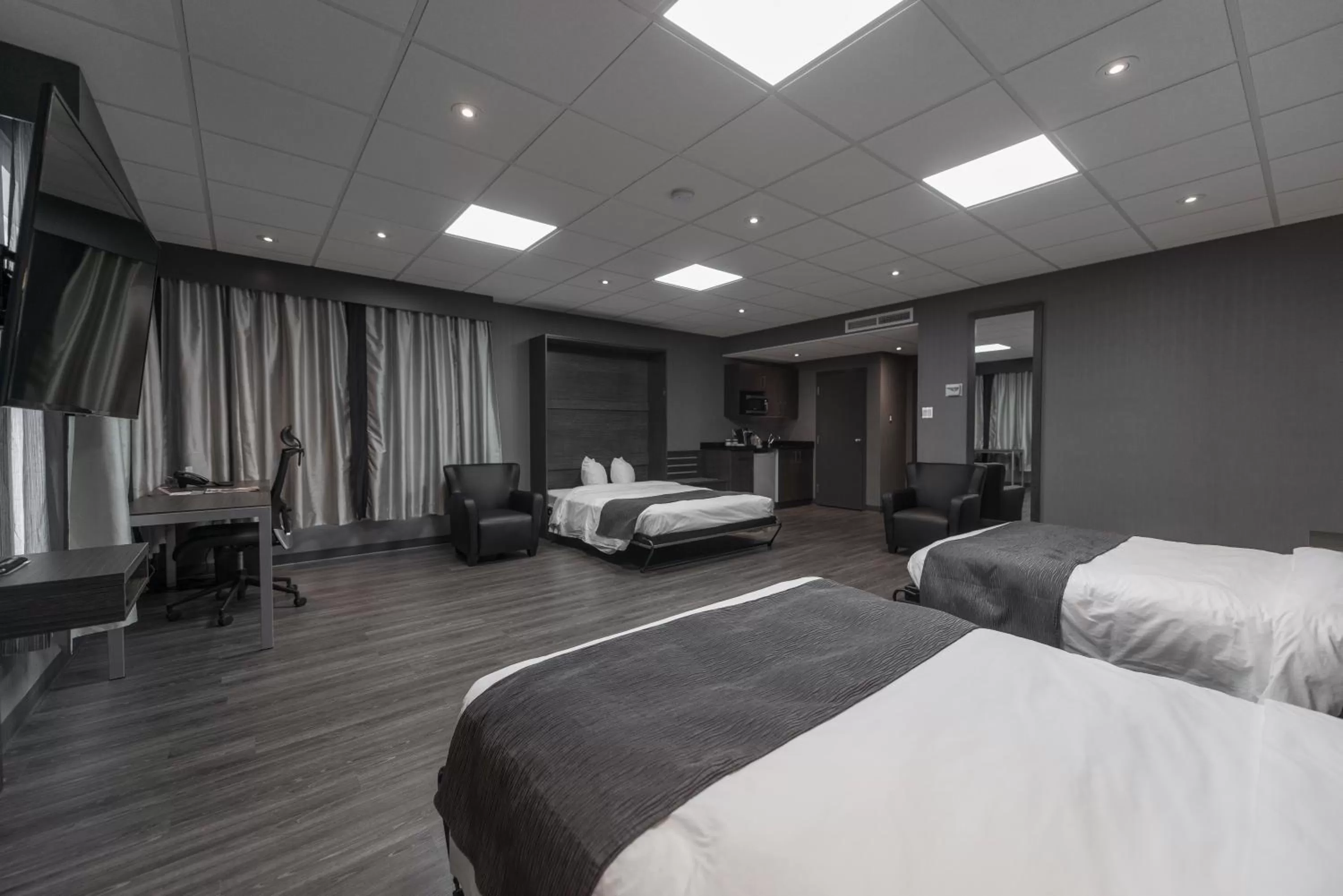 Photo of the whole room, Bed in Hotel & Suites Le Dauphin Drummondville