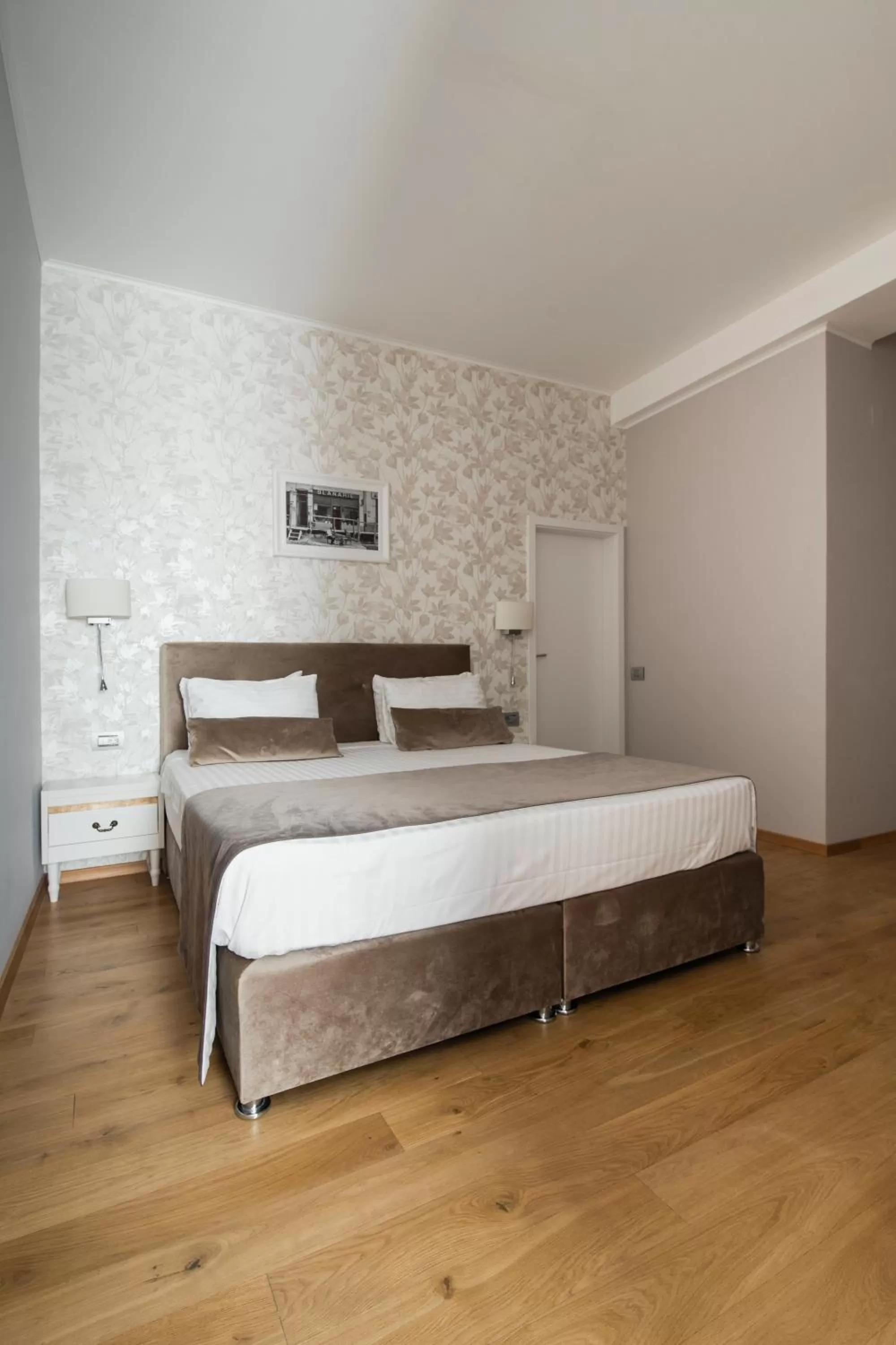 Bed in New Era Hotel Old Town Party Zone Bucharest- parking with fee nearby - NOT at the hotel !