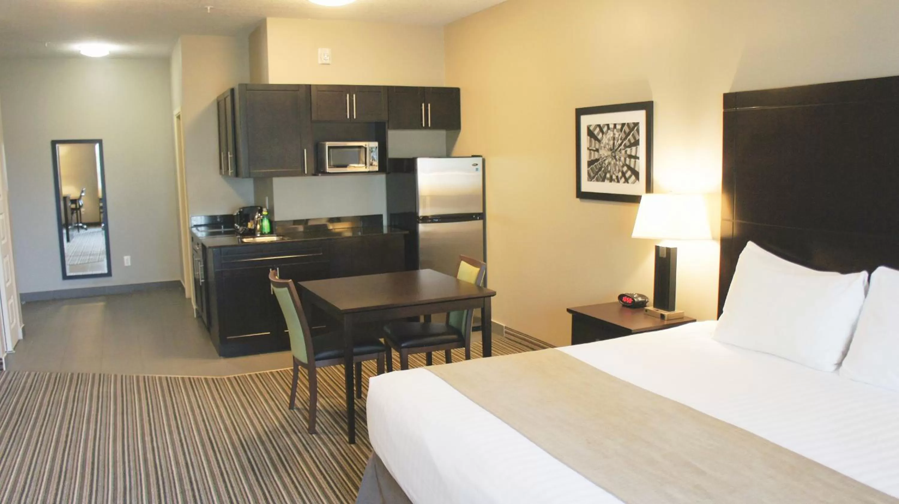 Property building, Bed in Best Western PLUS Fort Saskatchewan Inn & Suites