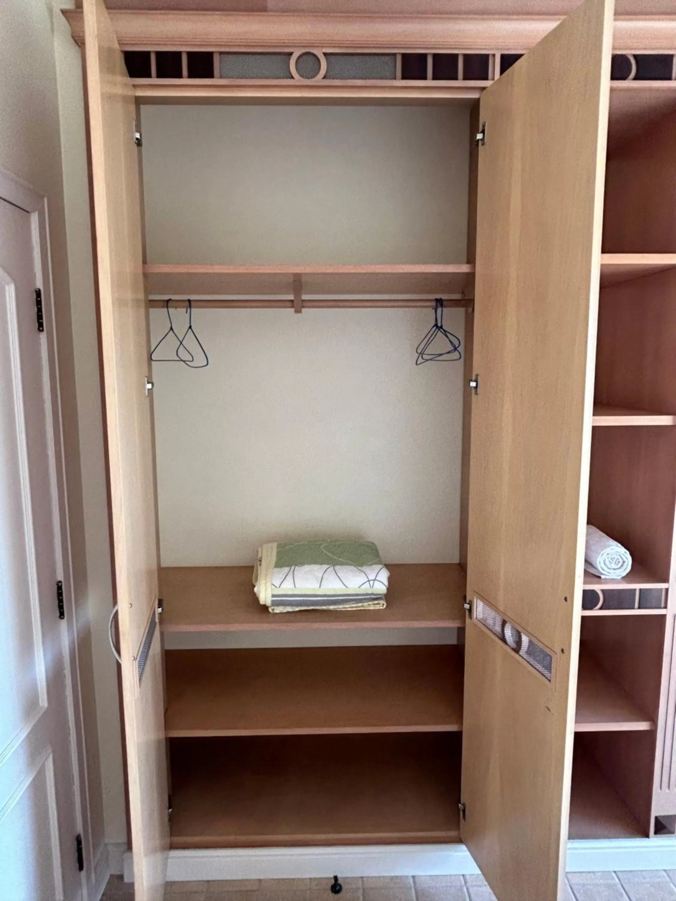 wardrobe, Bed in Golfinhos Apart Hotel