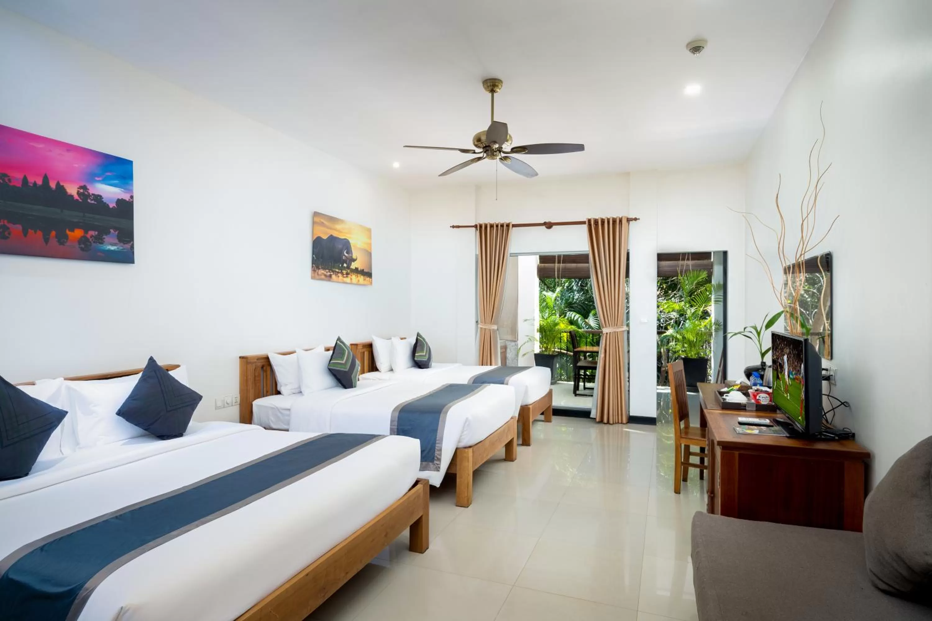 Photo of the whole room, Bed in Landing Gold by Amatak