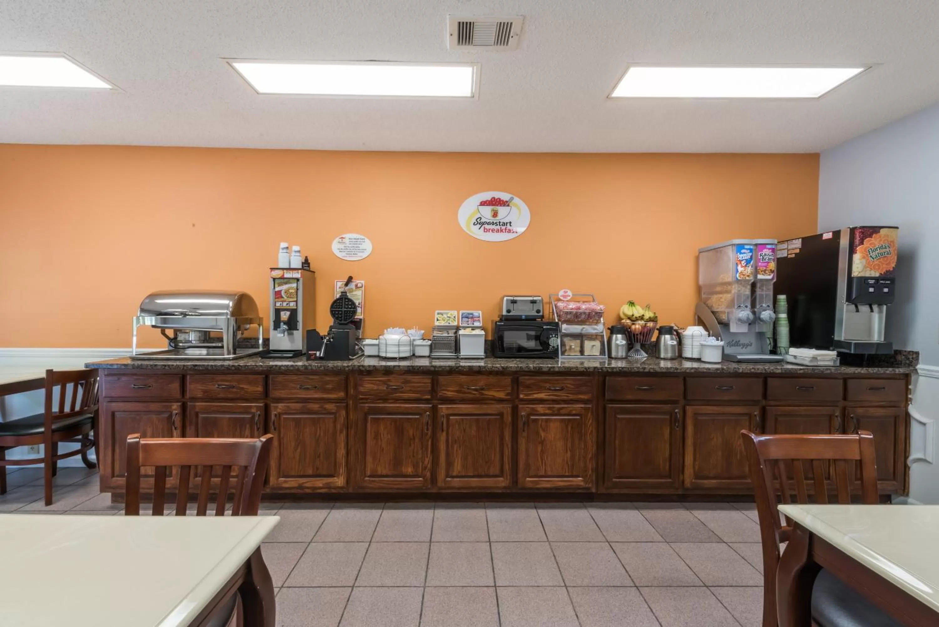 Dining area in Super 8 by Wyndham Alexander City