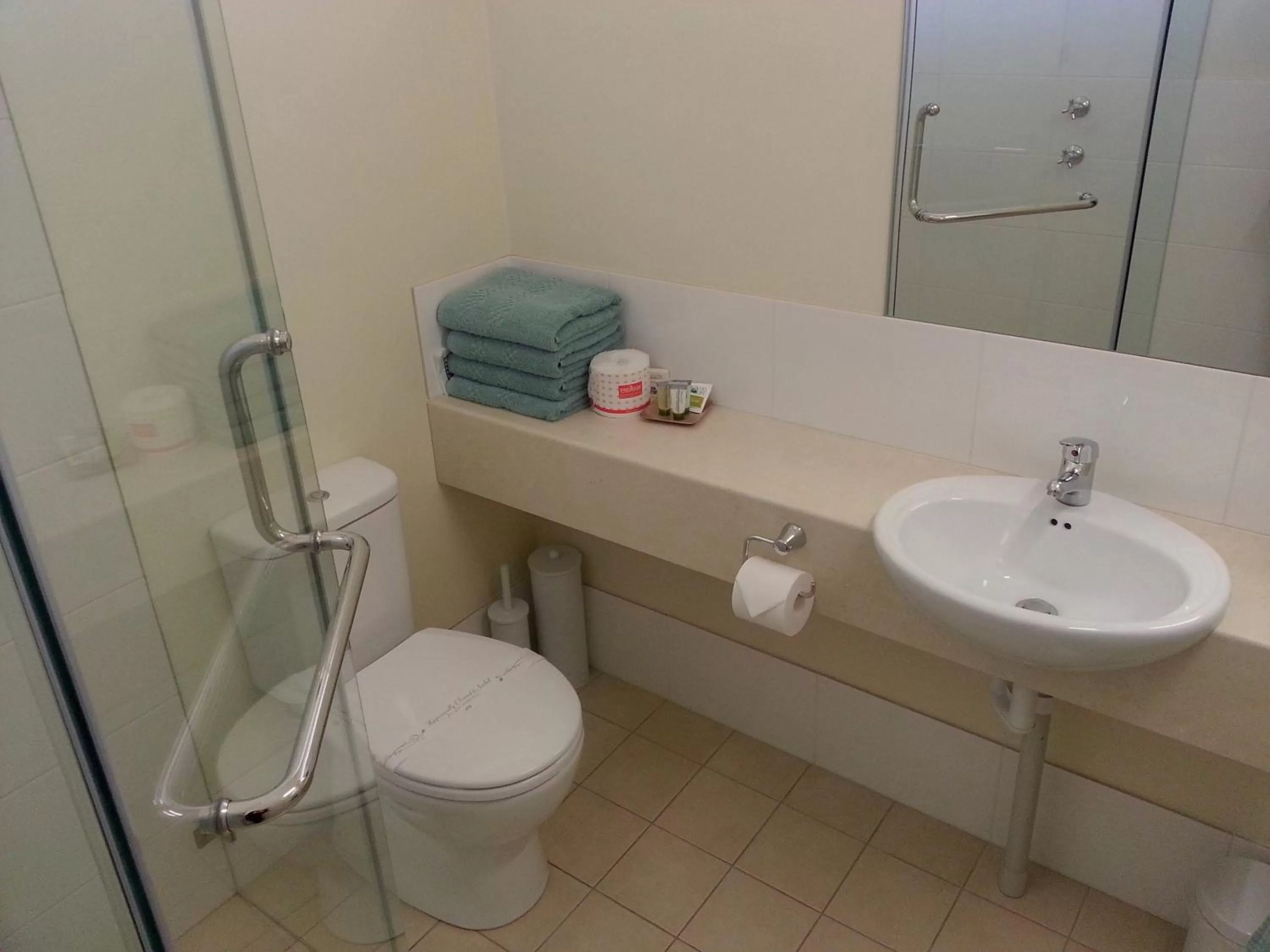 Shower in Sonbern Lodge Motel