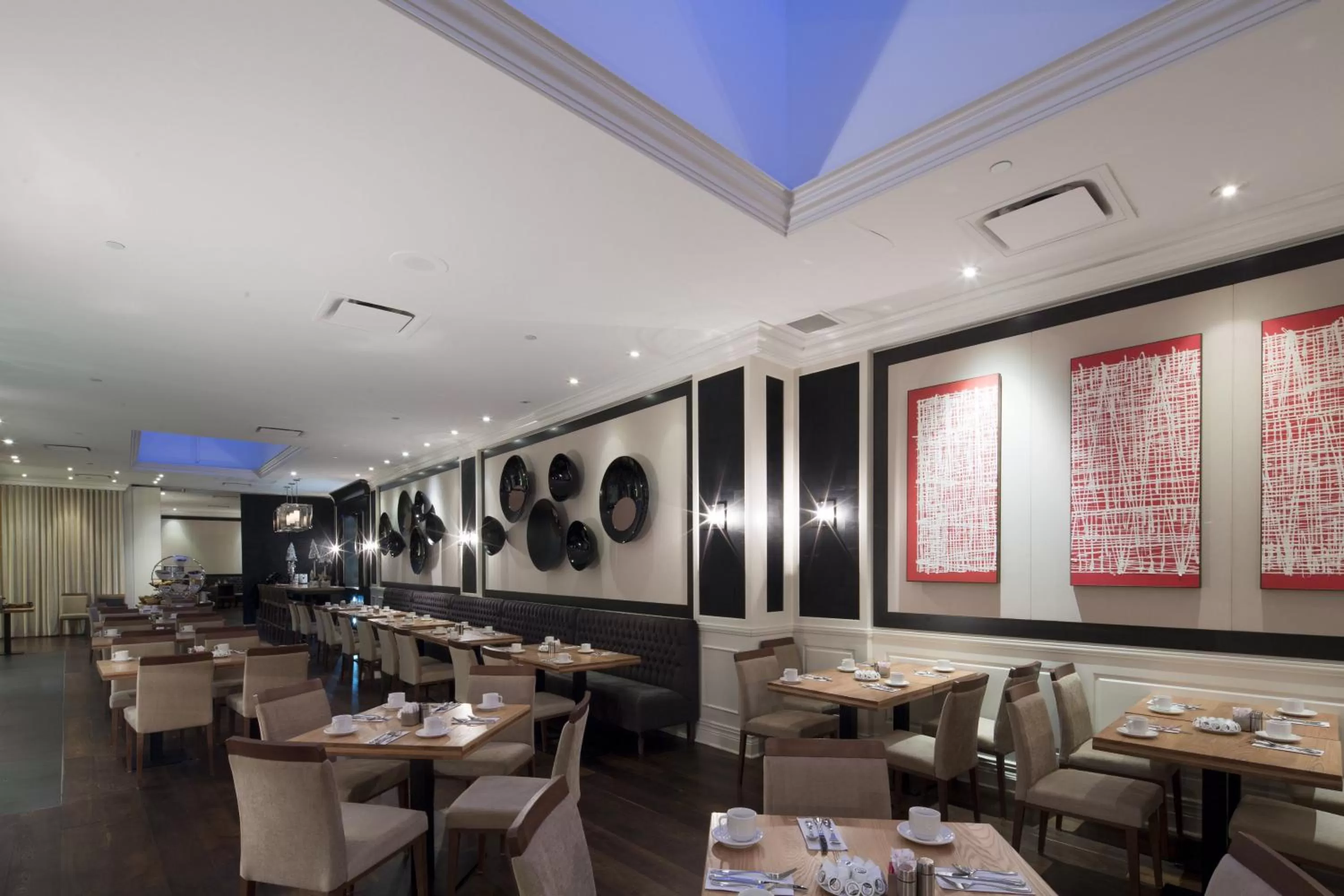 Restaurant/places to eat in Hotel Manoir Victoria