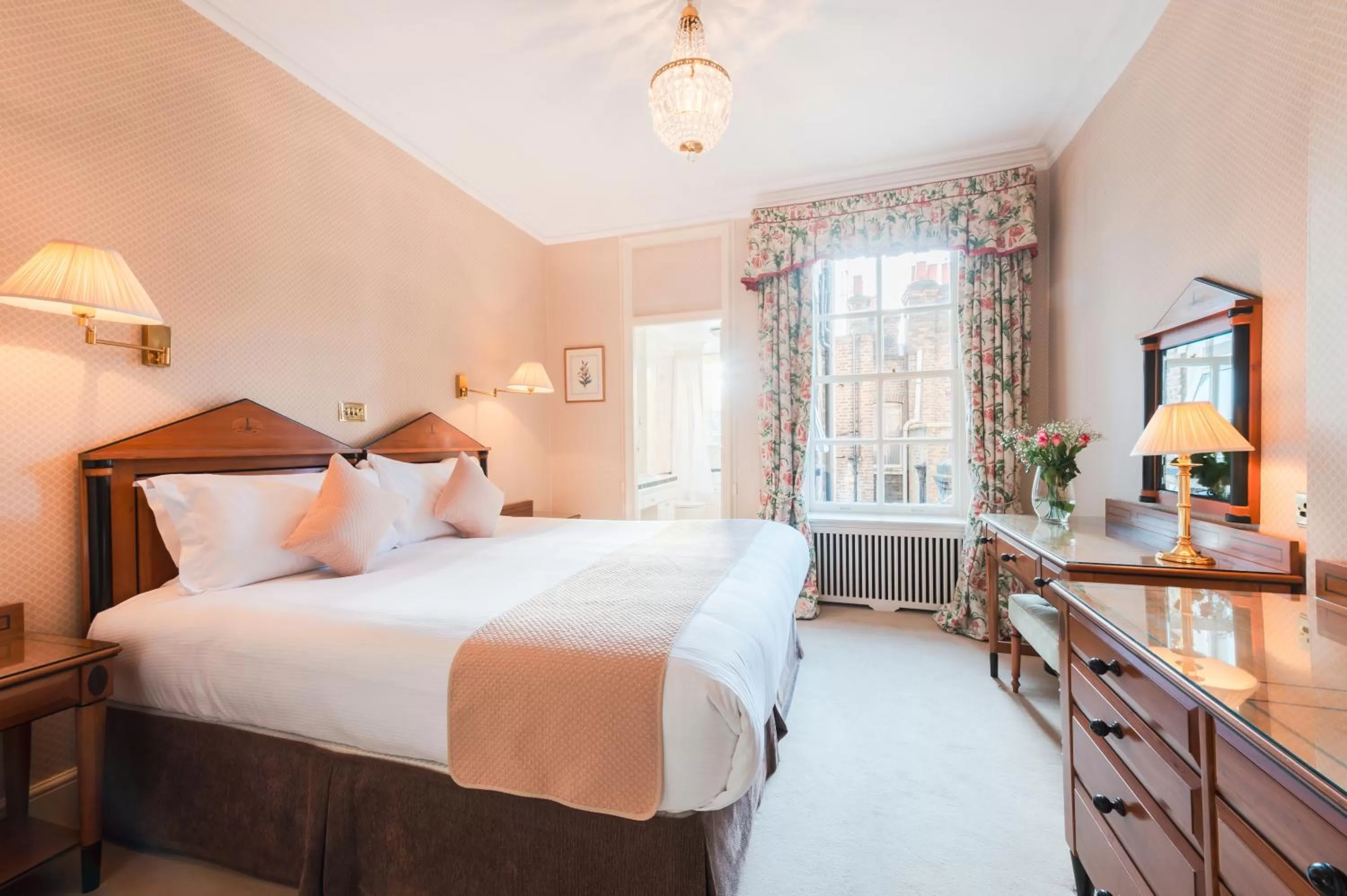 Photo of the whole room, Bed in 44 Curzon Street by Mansley