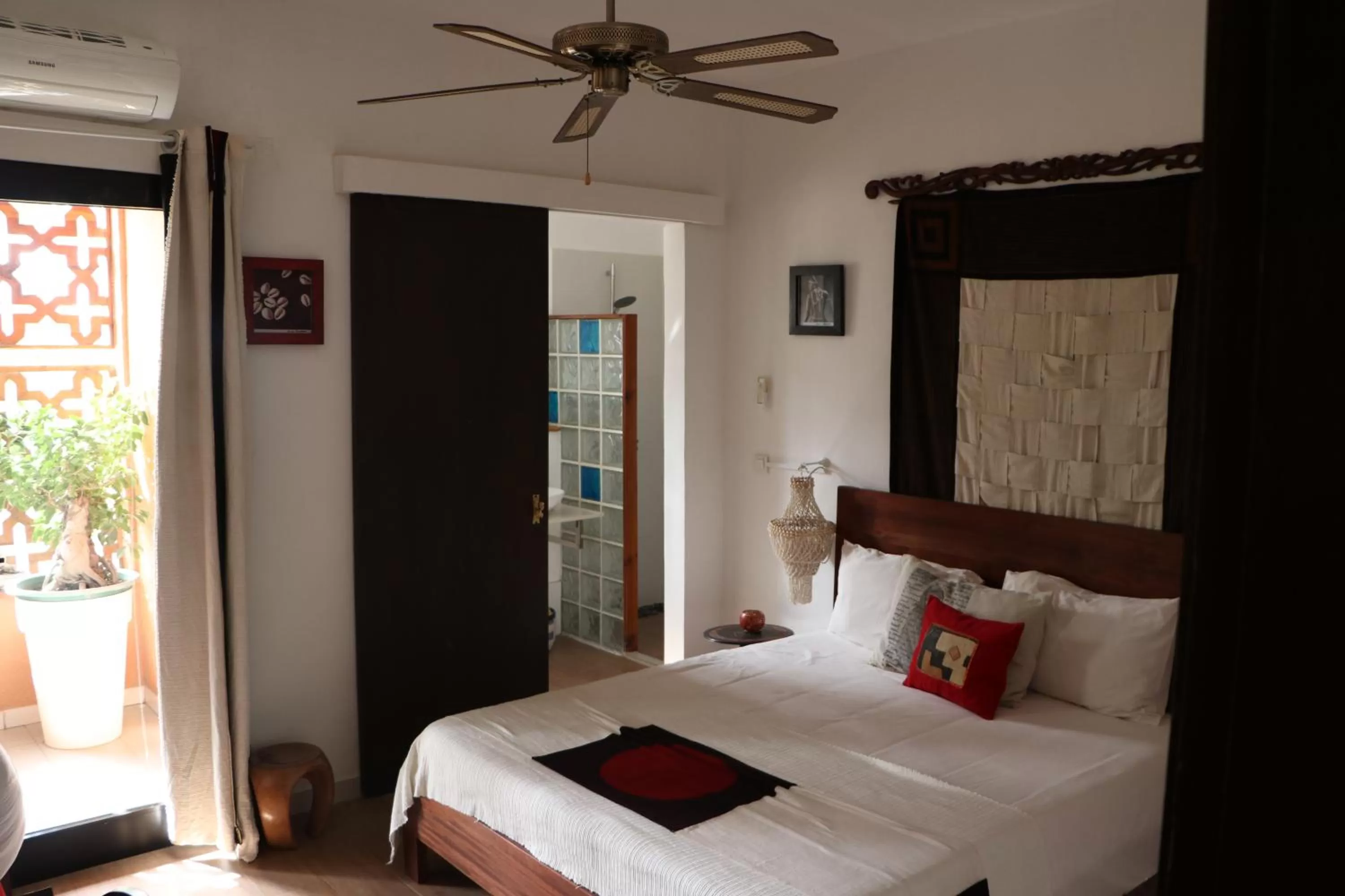 Photo of the whole room, Bed in Nyéléni maison sahel