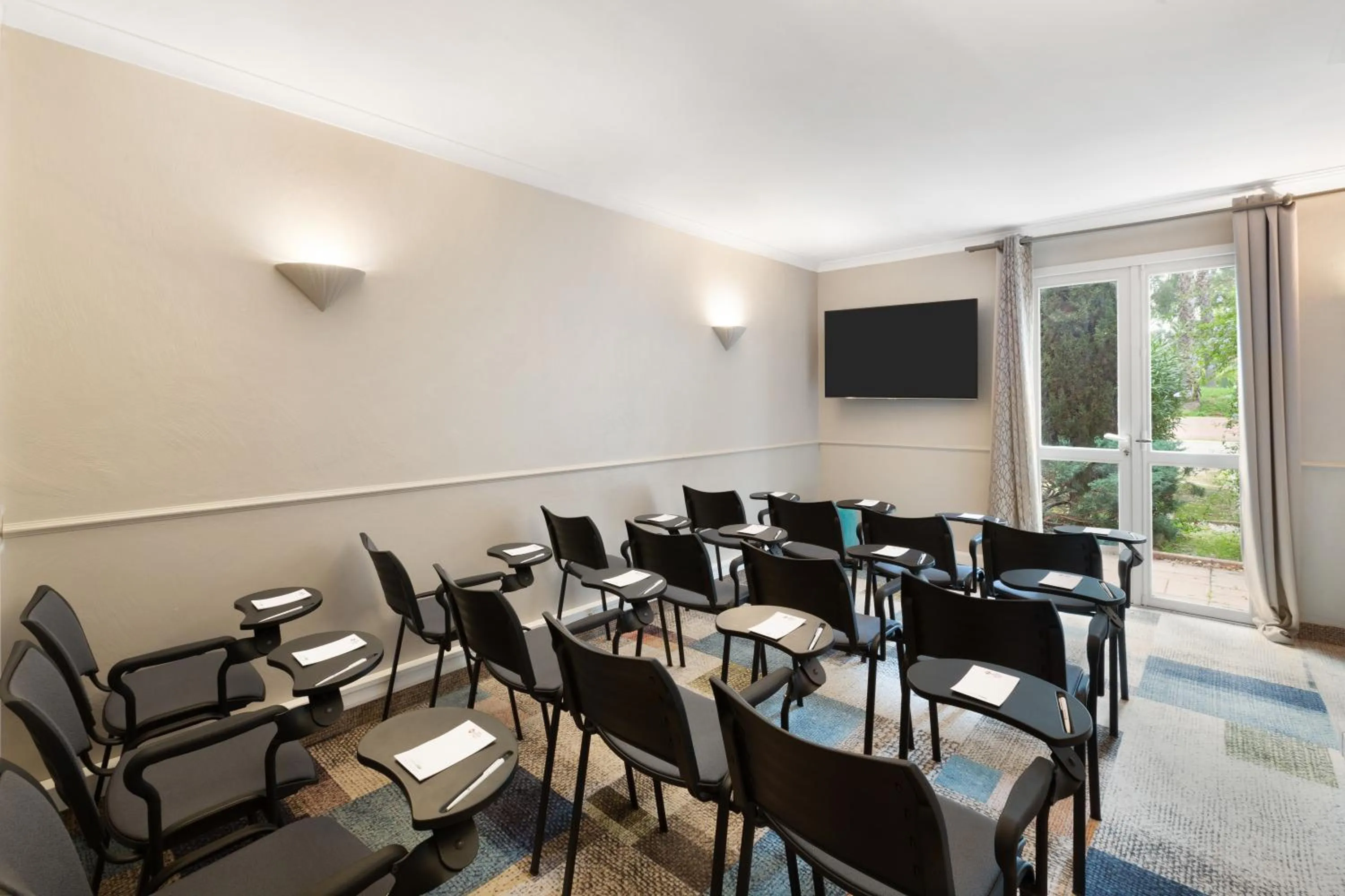 TV and multimedia in Best Western Plus Hyères Côte D'Azur