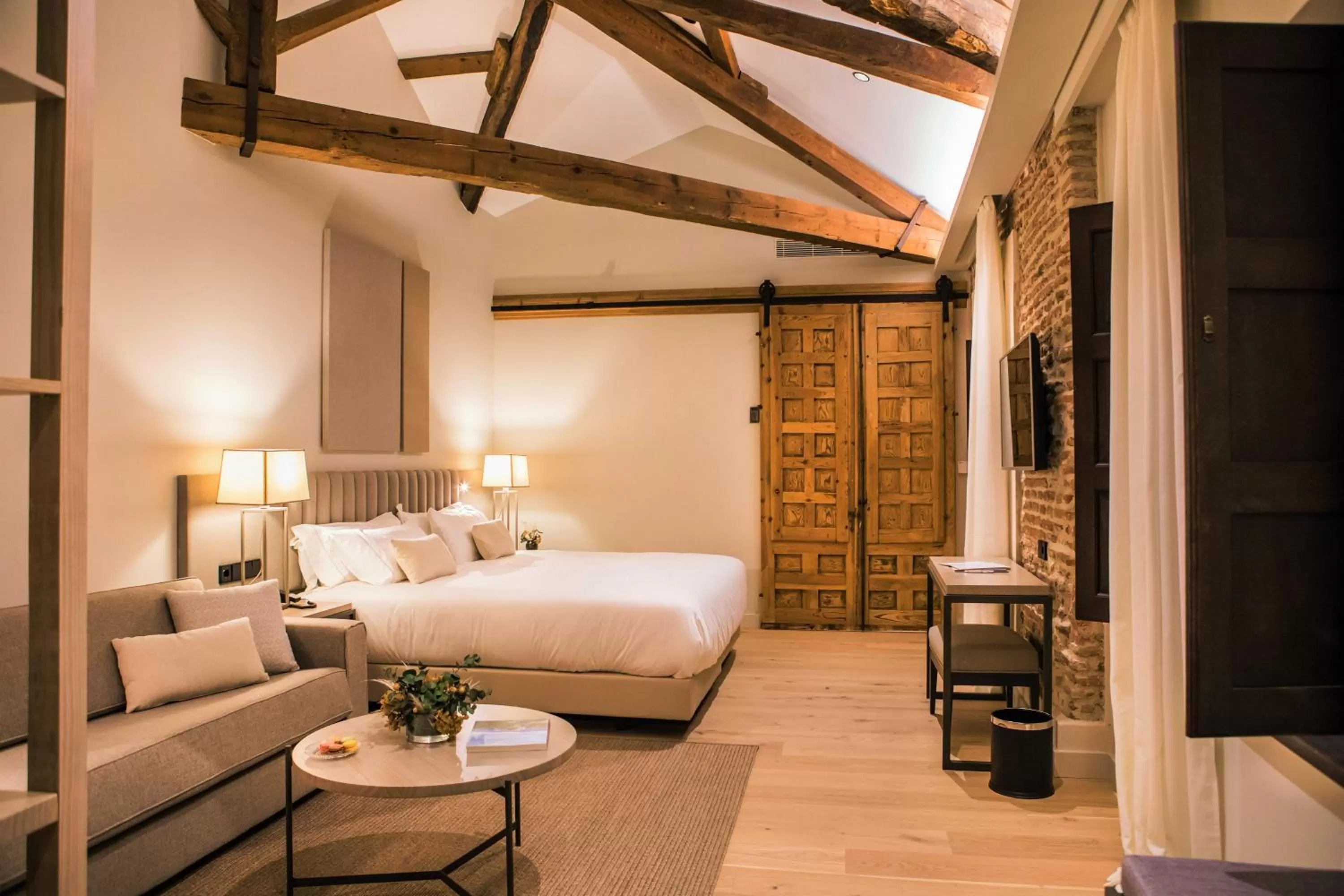 Seating area, Bed in Sofraga Palacio