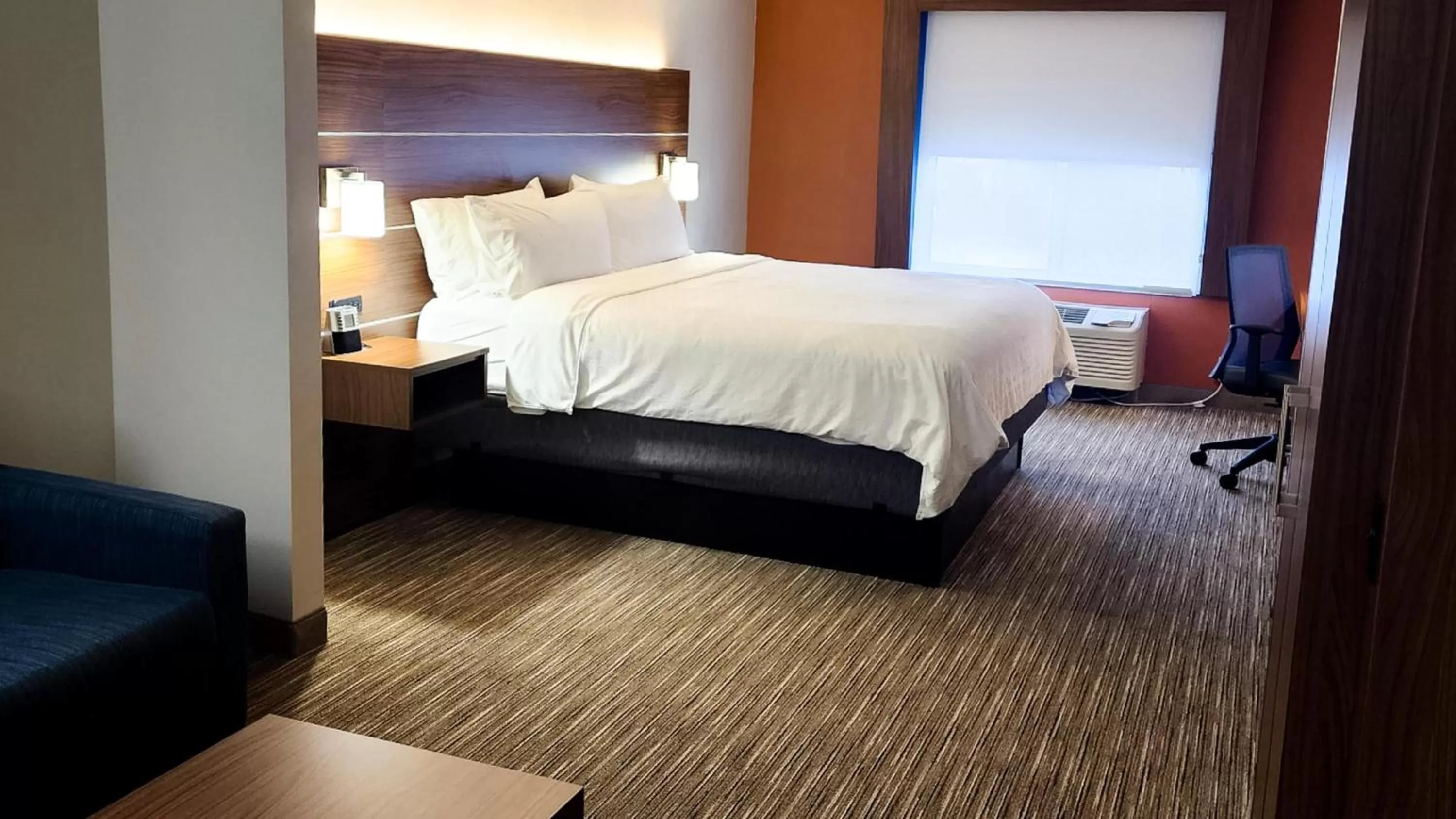 Photo of the whole room, Bed in Holiday Inn Express Hotel & Suites Chicago South Lansing by IHG