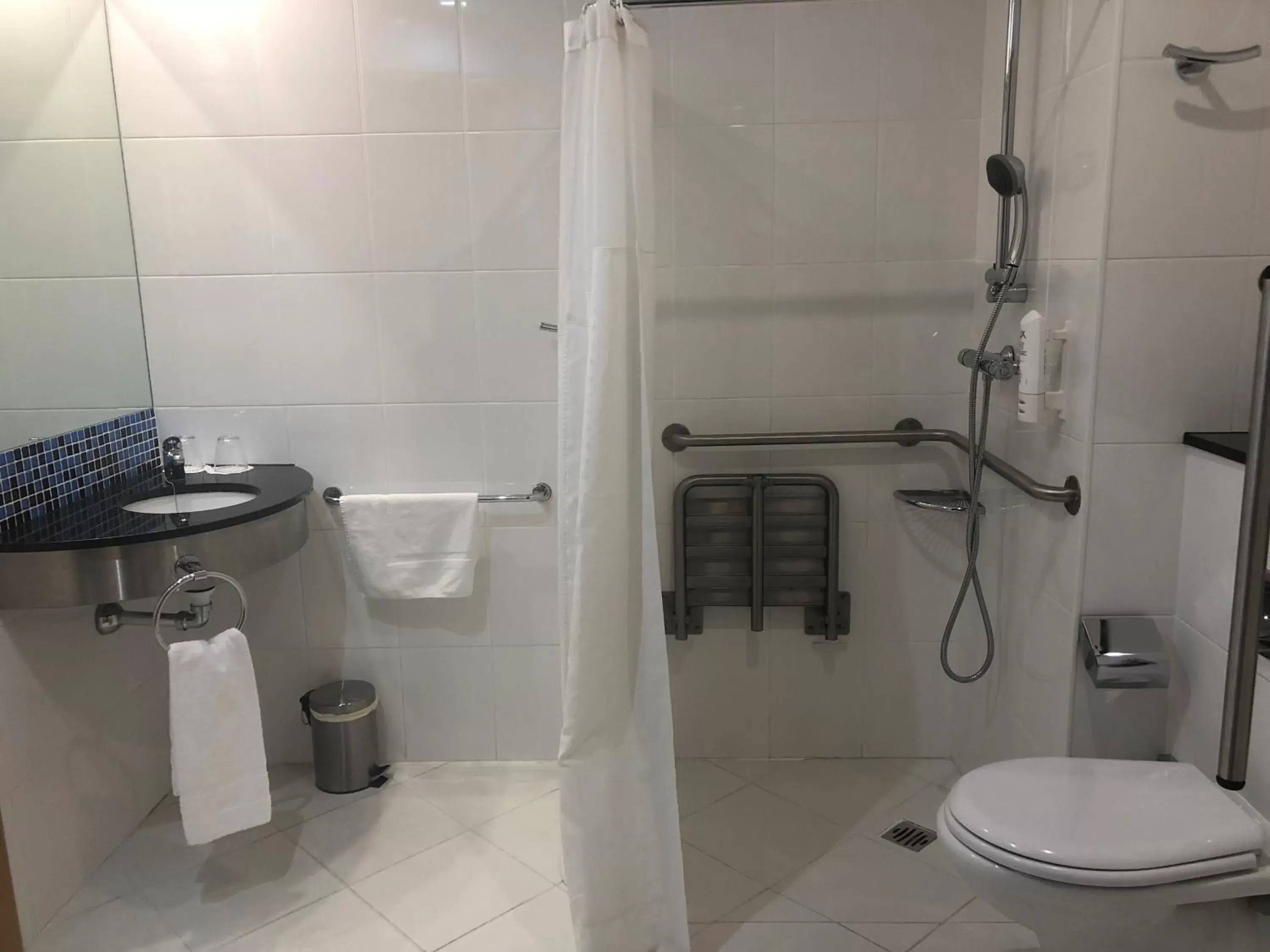 Standard Double Room - Mobility Access in Holiday Inn Express Vitoria by IHG Standard Double Room - Mobility Access in Holiday Inn Express Vitoria by IHG