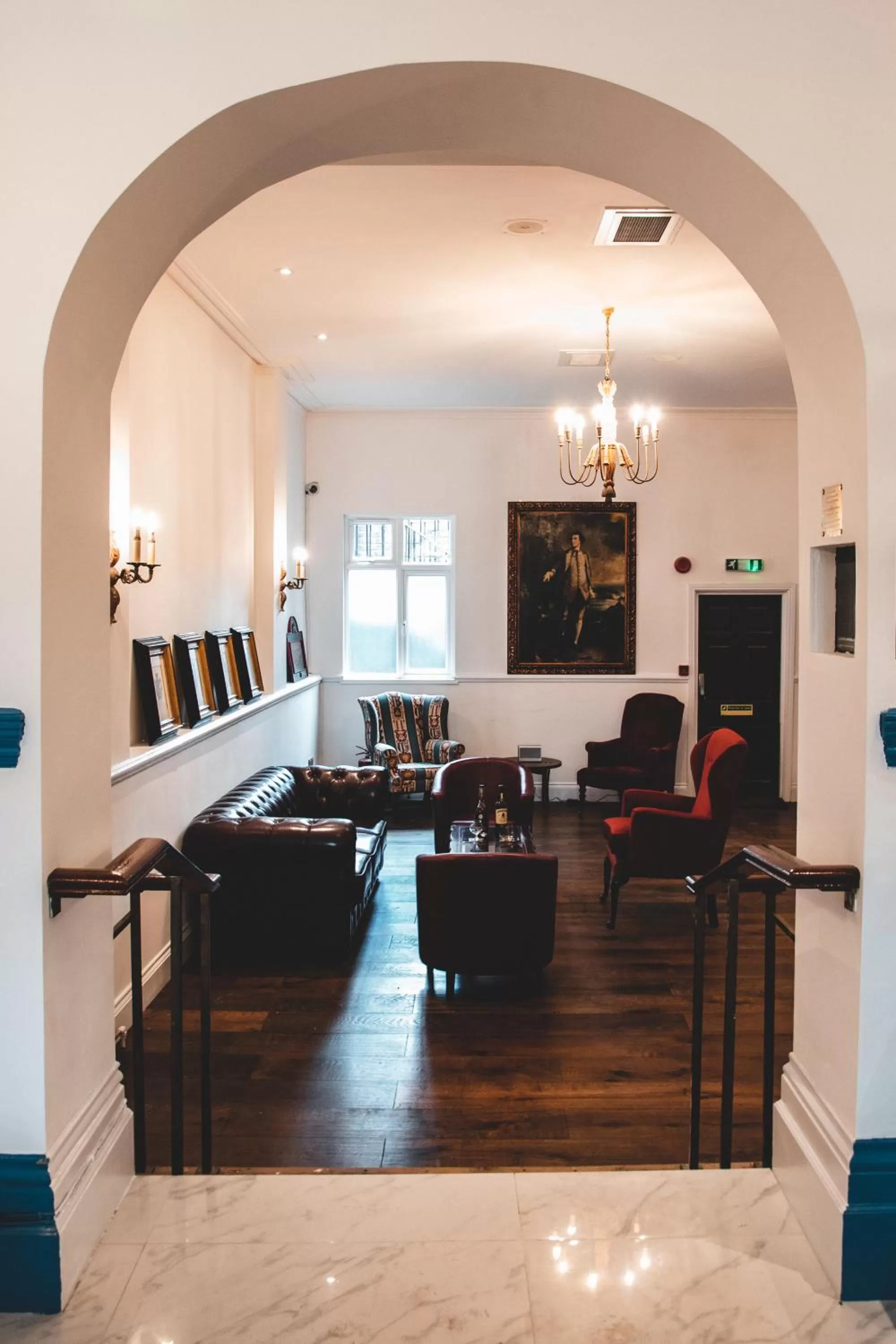 Lounge or bar in Keppels Head Hotel