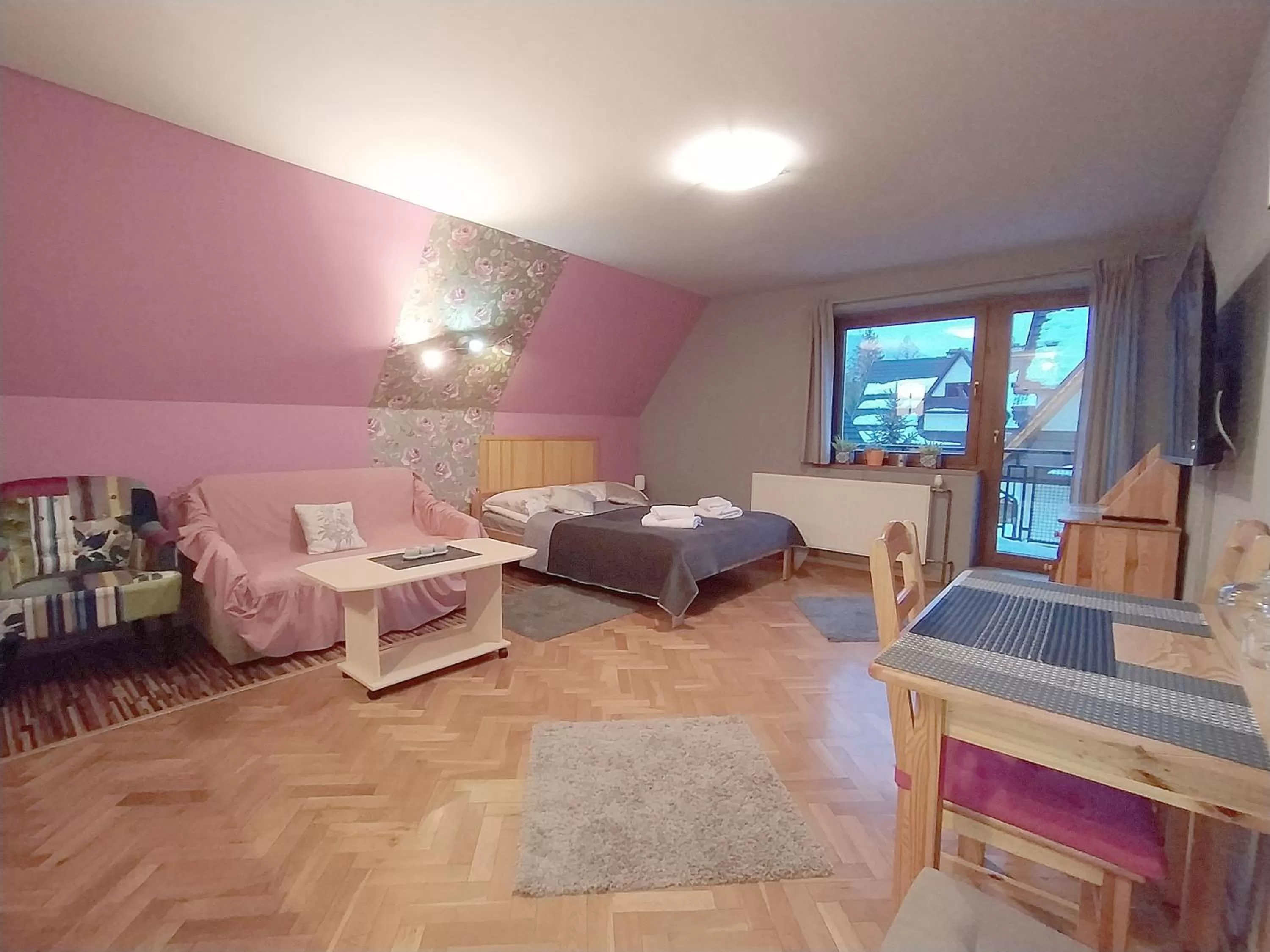 Bed, Seating Area in Willa Mozaika