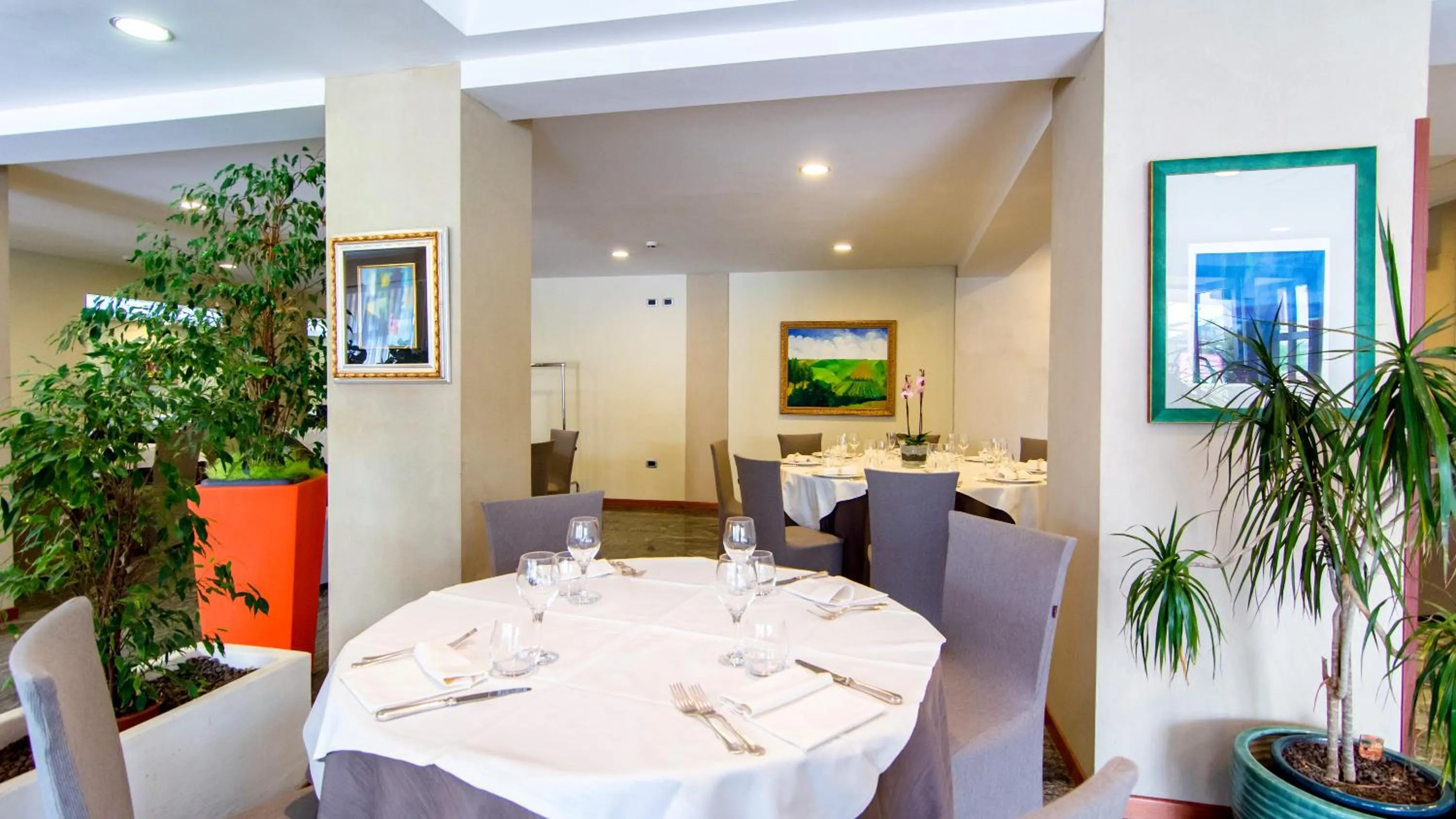 Restaurant/places to eat in Hotel Concorde