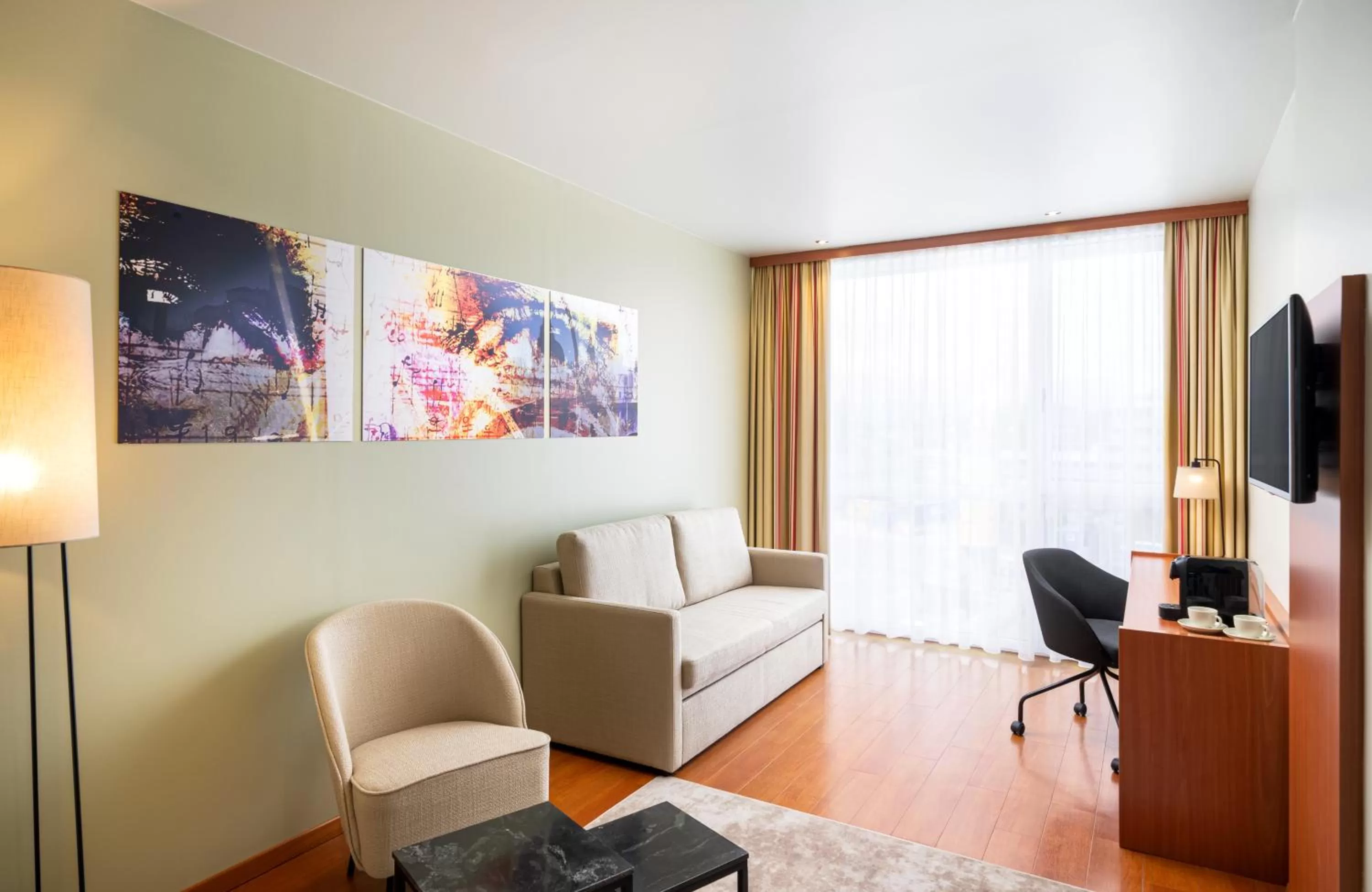 Seating area in Leonardo Hotel Salzburg Airport