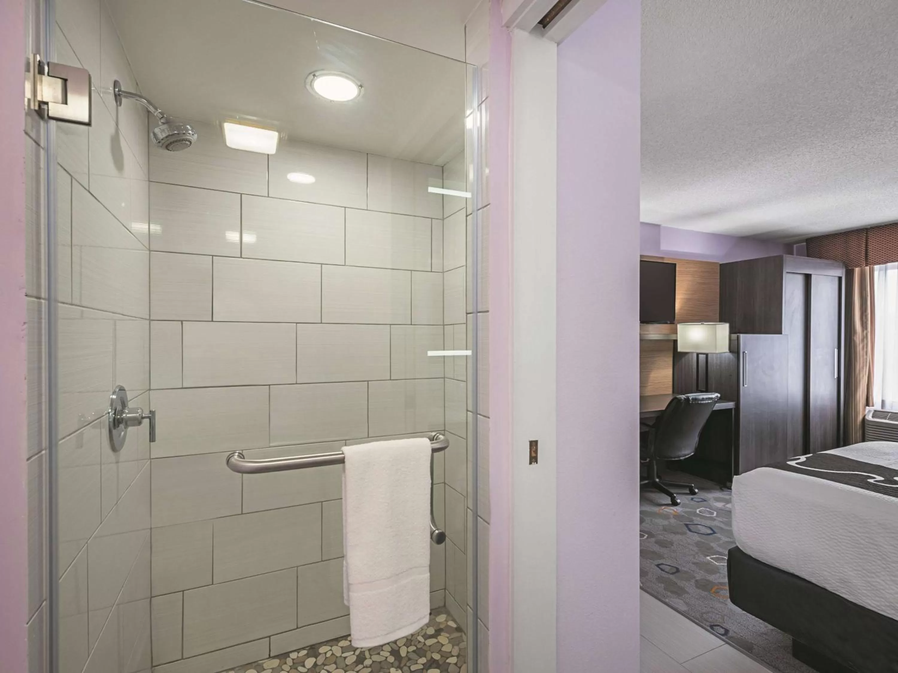 Photo of the whole room, Bed in La Quinta by Wyndham Minneapolis Northwest