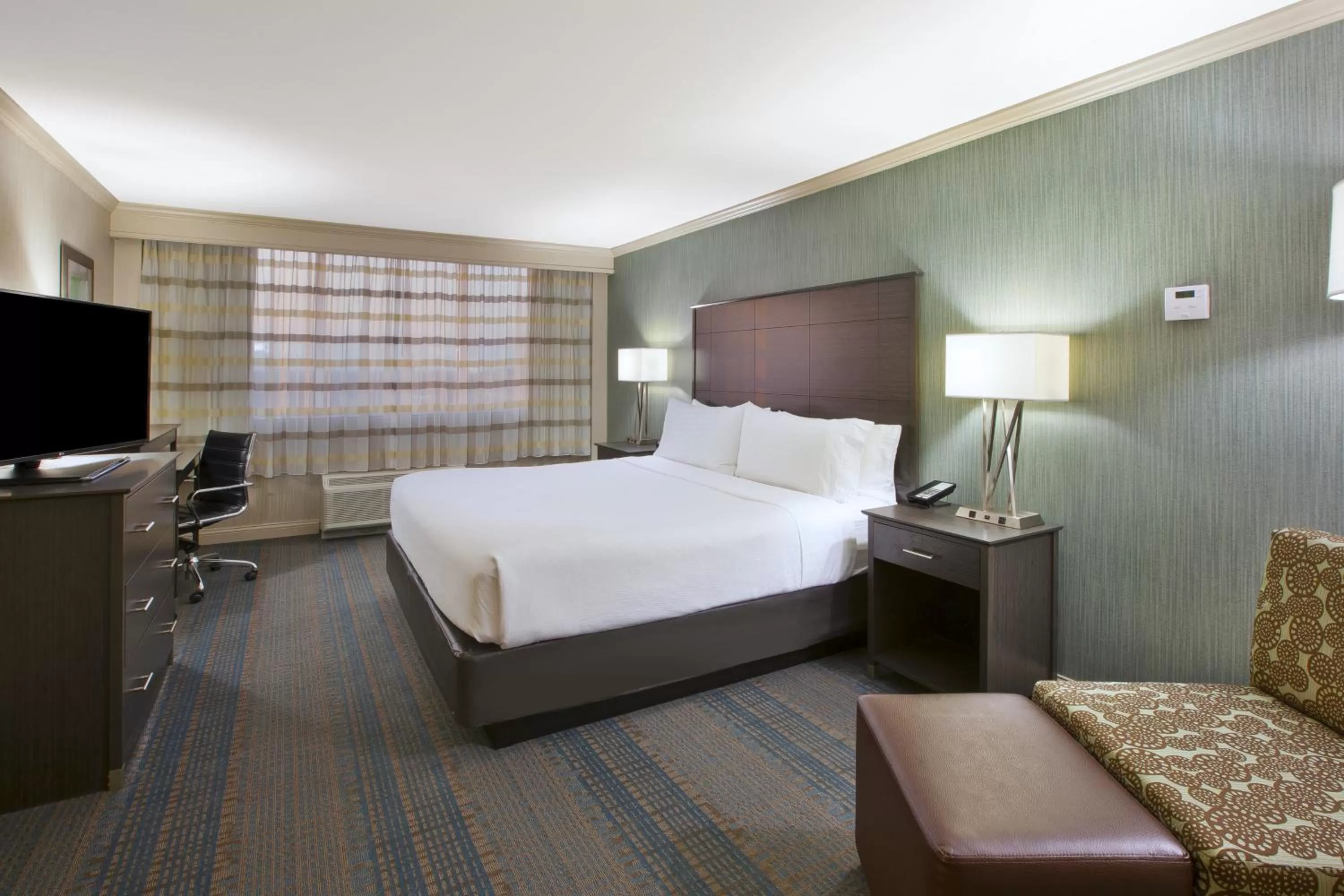 Photo of the whole room, Bed in Holiday Inn Columbus Dwtn-Capitol Square by IHG