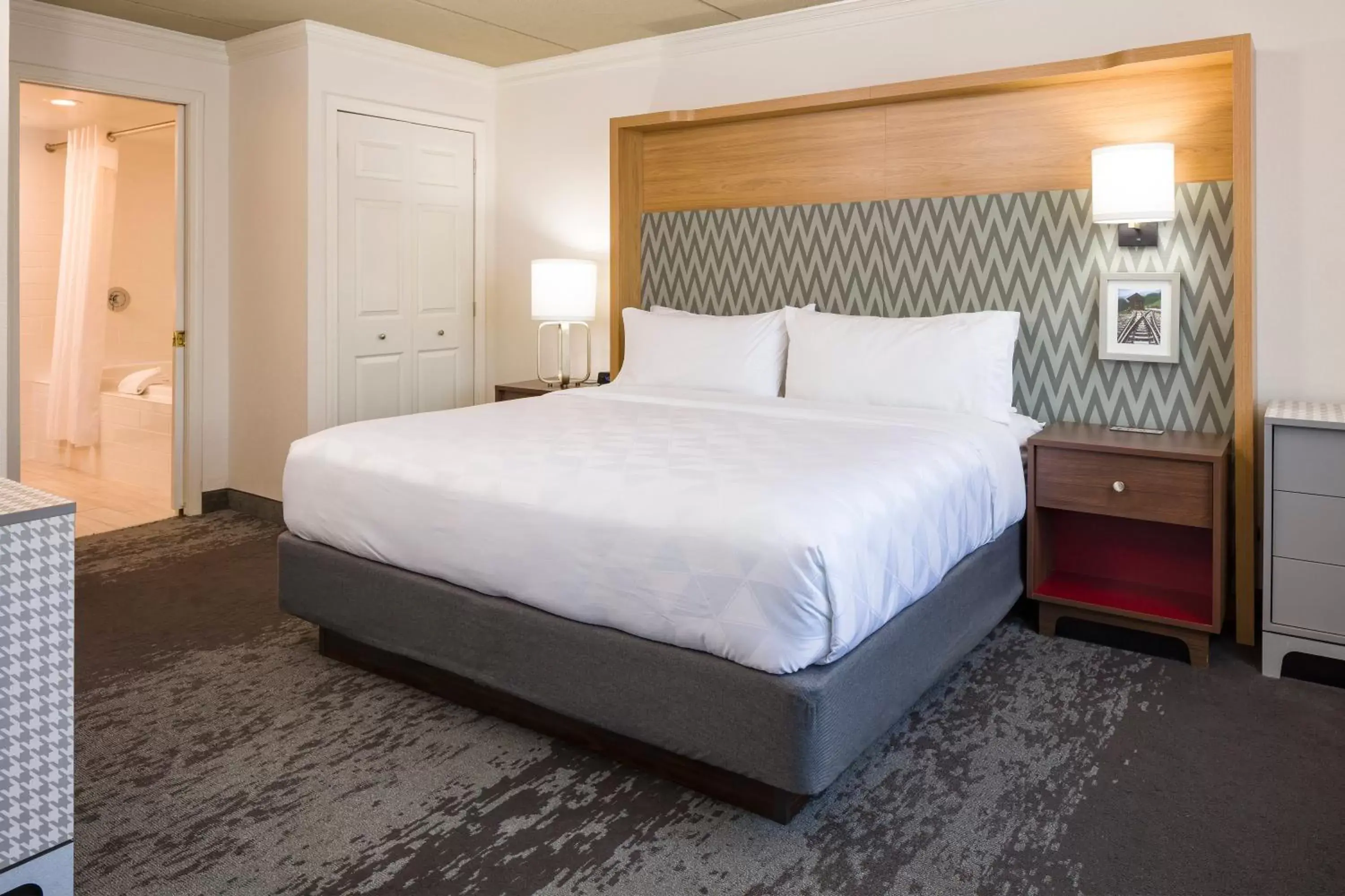 King Room with Mobility Accessible Tub in Holiday Inn Salem, an IHG Hotel King Room with Mobility Accessible Tub in Holiday Inn Salem, an IHG Hotel