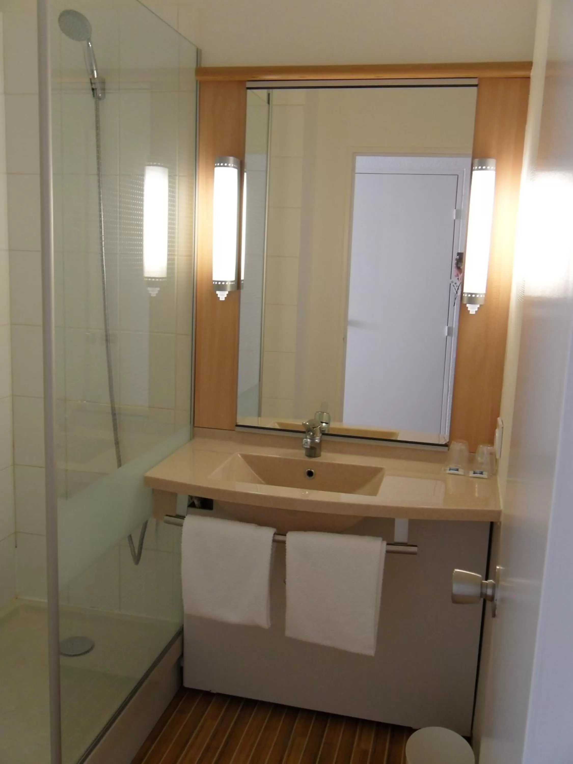 Bathroom in ibis budget Site du Futuroscope