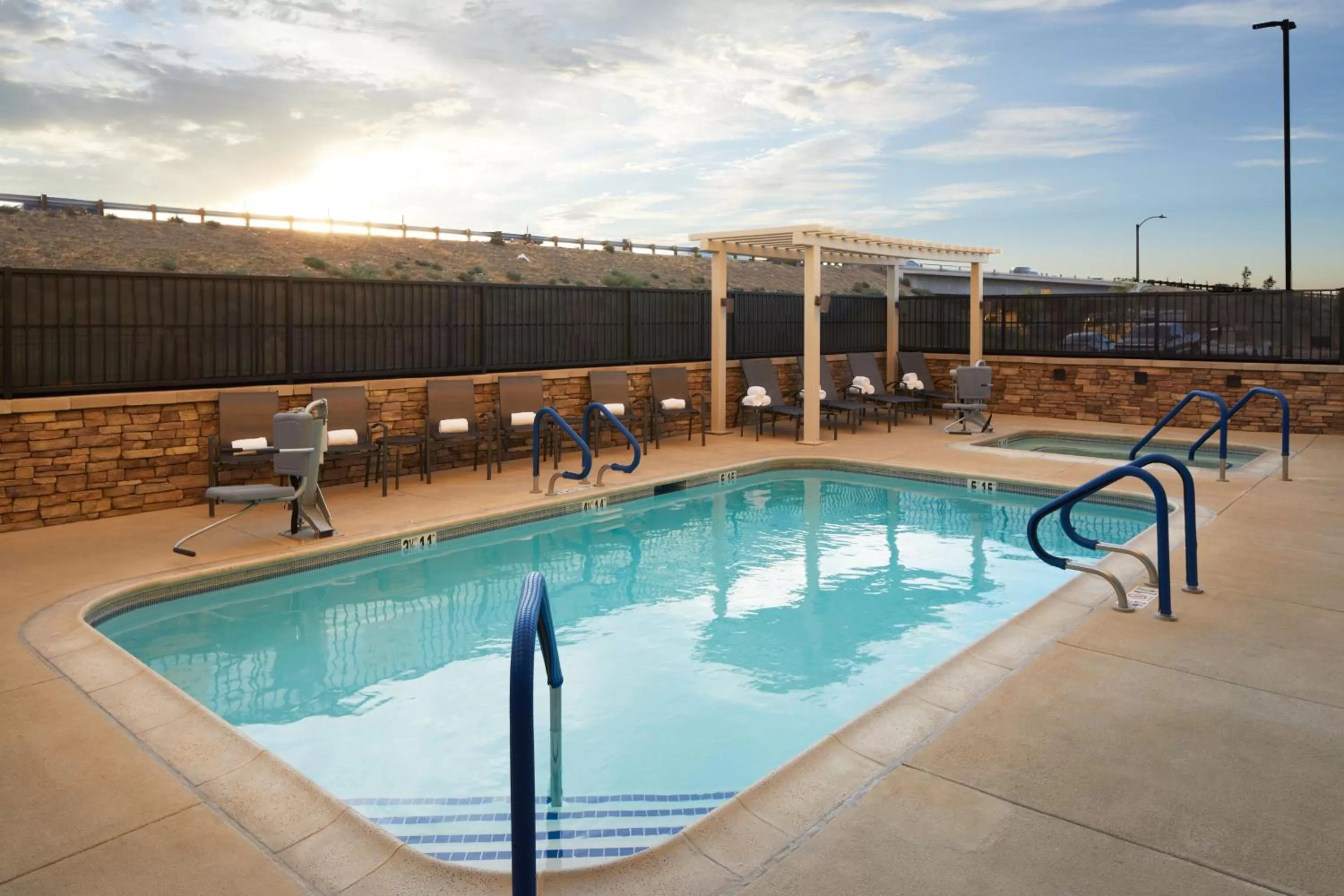 Swimming pool in Fairfield by Marriott Inn & Suites Palmdale West