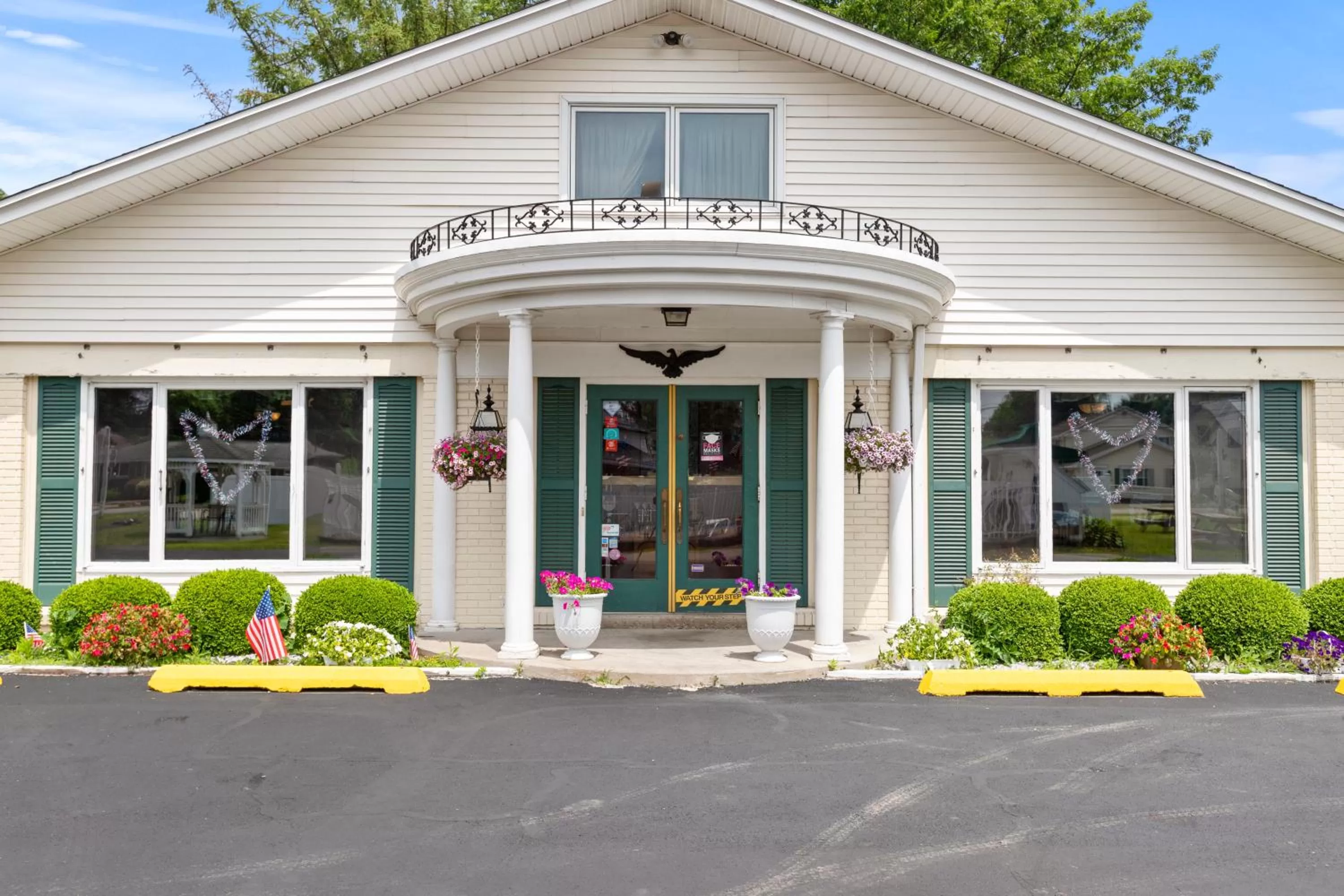 Facade/entrance in Glass House Inn Erie Near I-90 & I-79