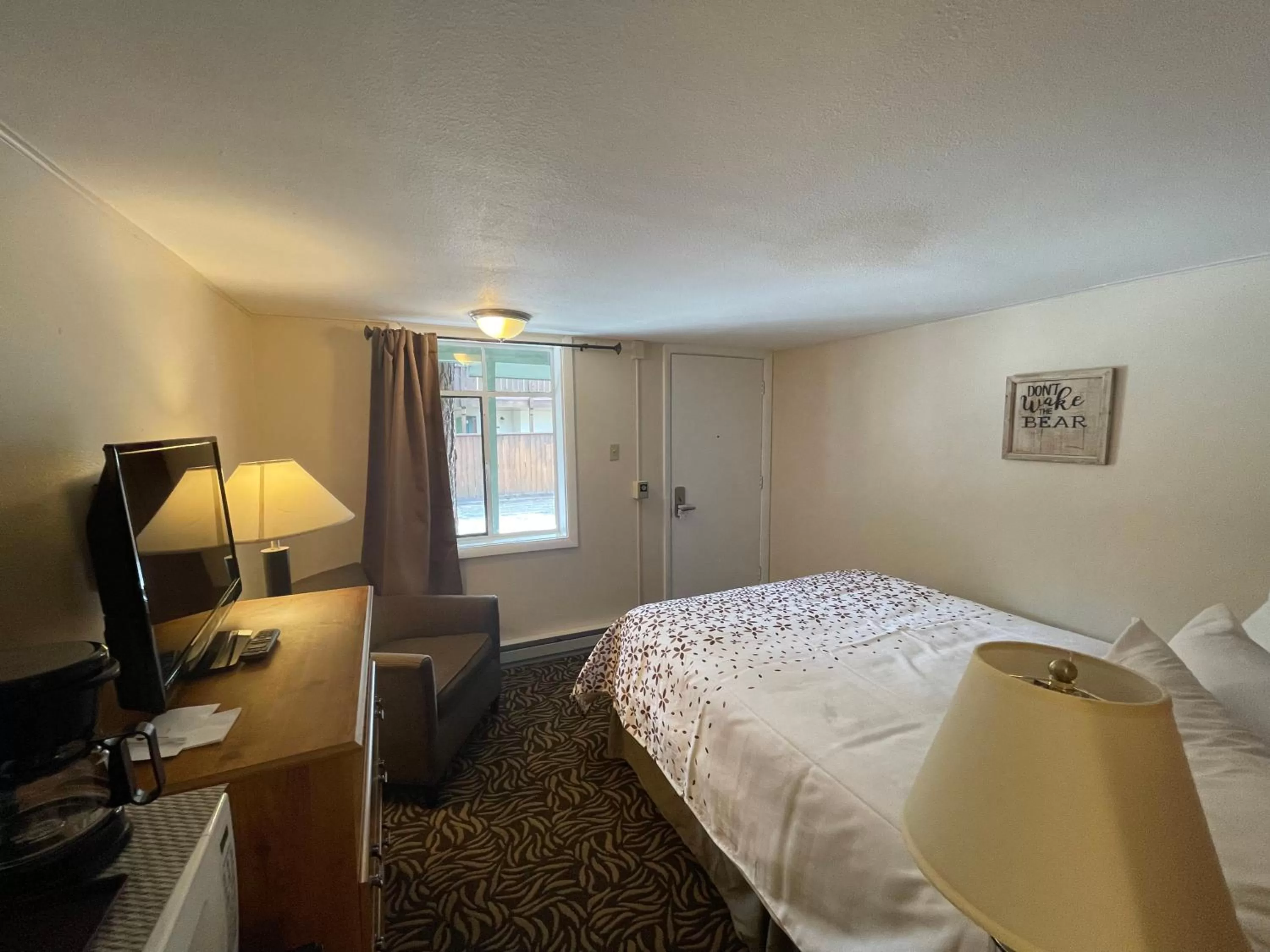 Photo of the whole room, Bed in Estes Mountain Inn