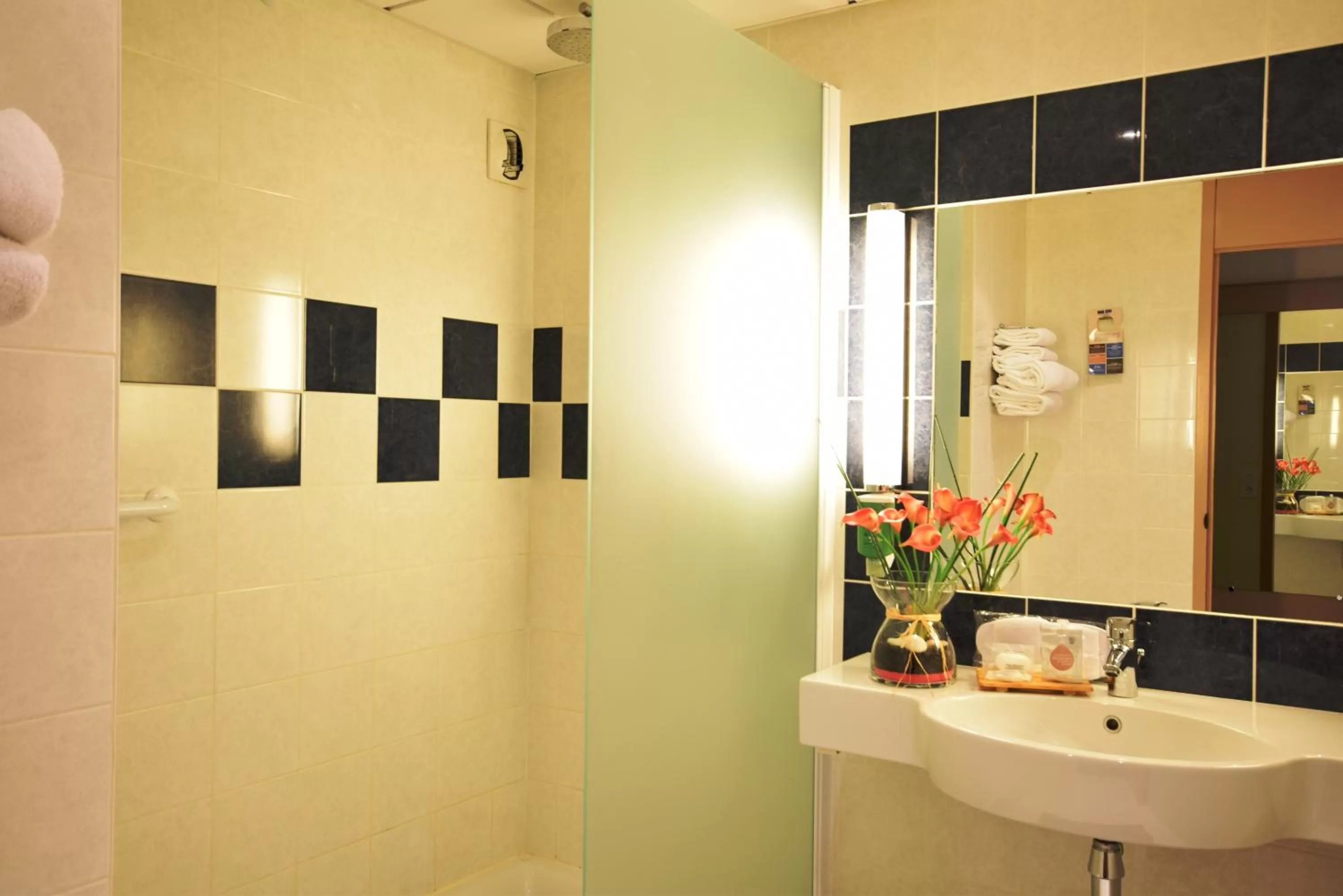 Bathroom in Kyriad Prestige - Bordeaux Aeroport