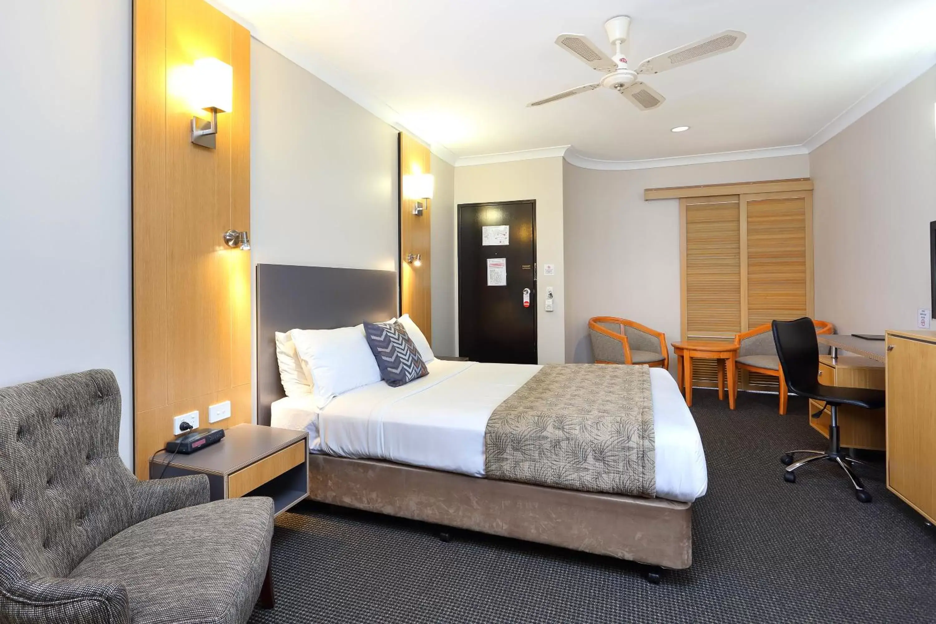 Deluxe Double Room with Spa Bath in Brisbane International Virginia Deluxe Double Room with Spa Bath in Brisbane International Virginia