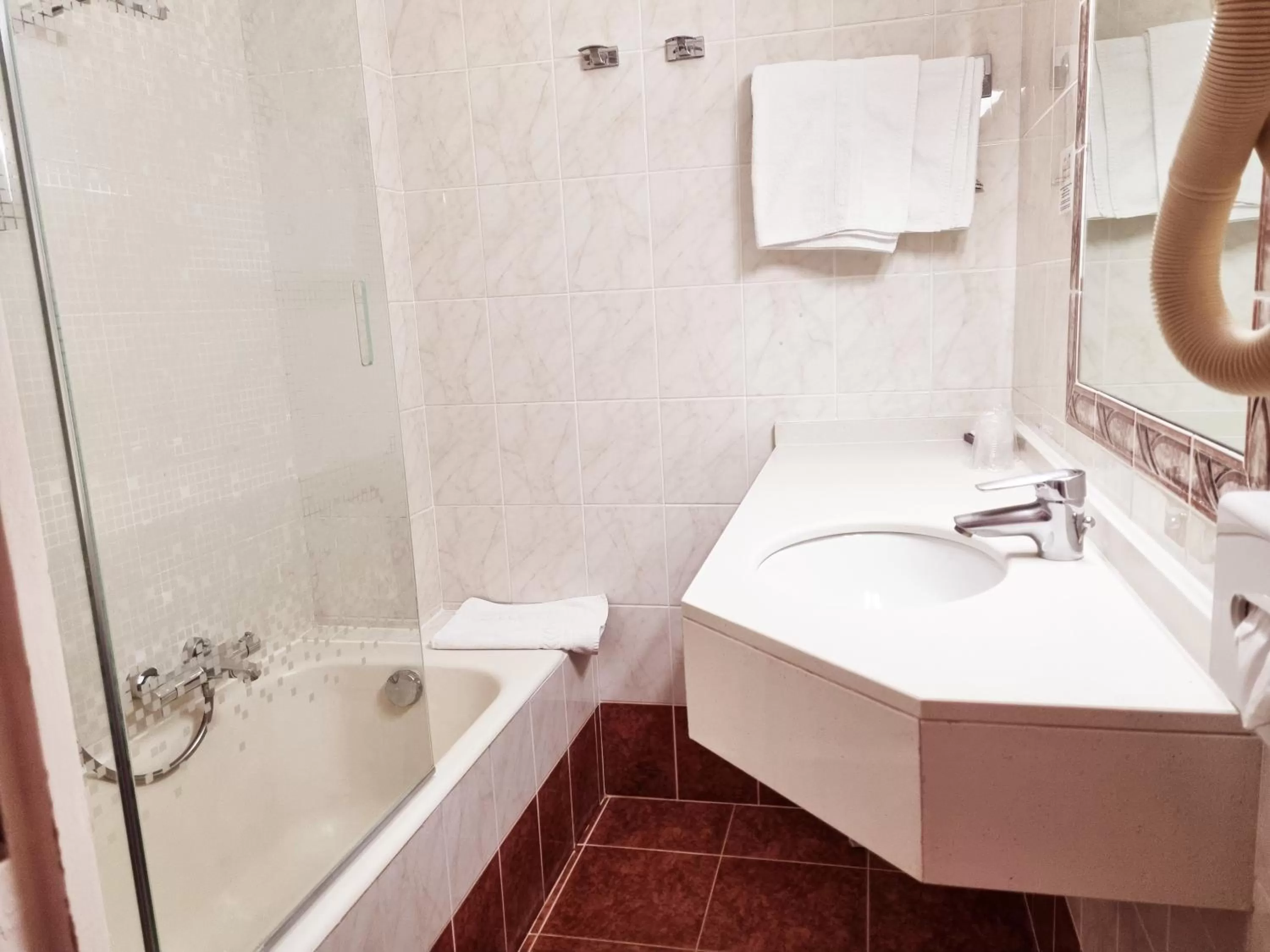 Bathroom in Hotel Carlton Nice, Partially Renovated