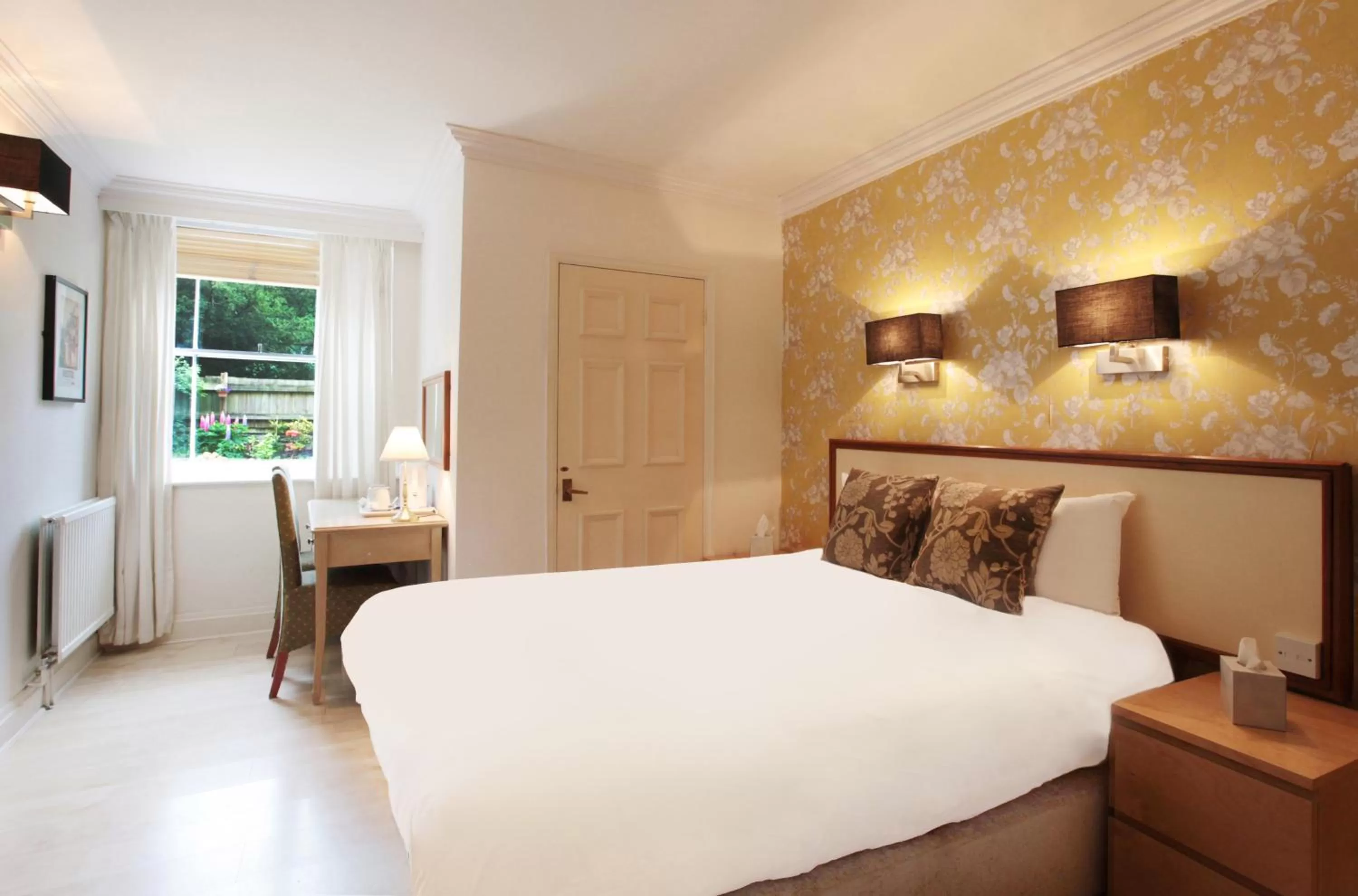 Bedroom, Bed in Victoria Square Hotel Clifton Village