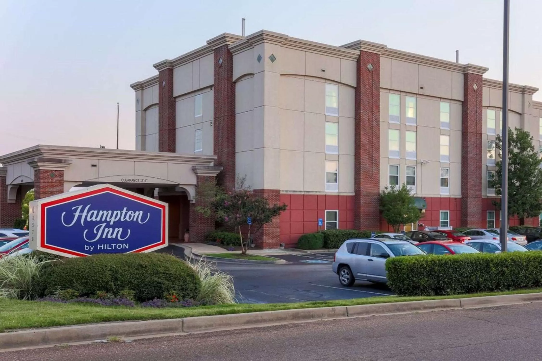 Property building in Hampton Inn Memphis-Southwind