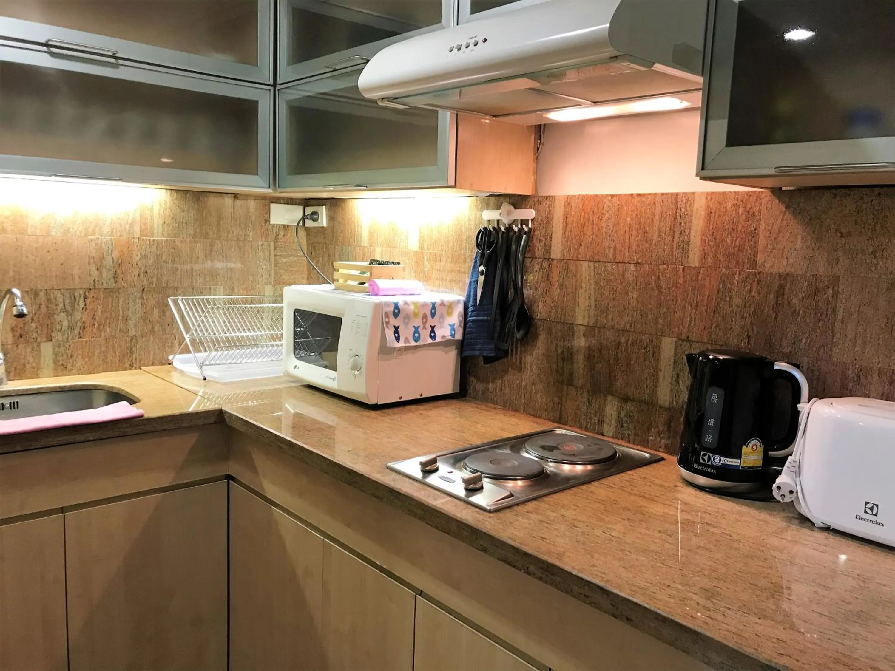 Kitchen or kitchenette, Kitchen/Kitchenette in Twin Peaks Sukhumvit Suites