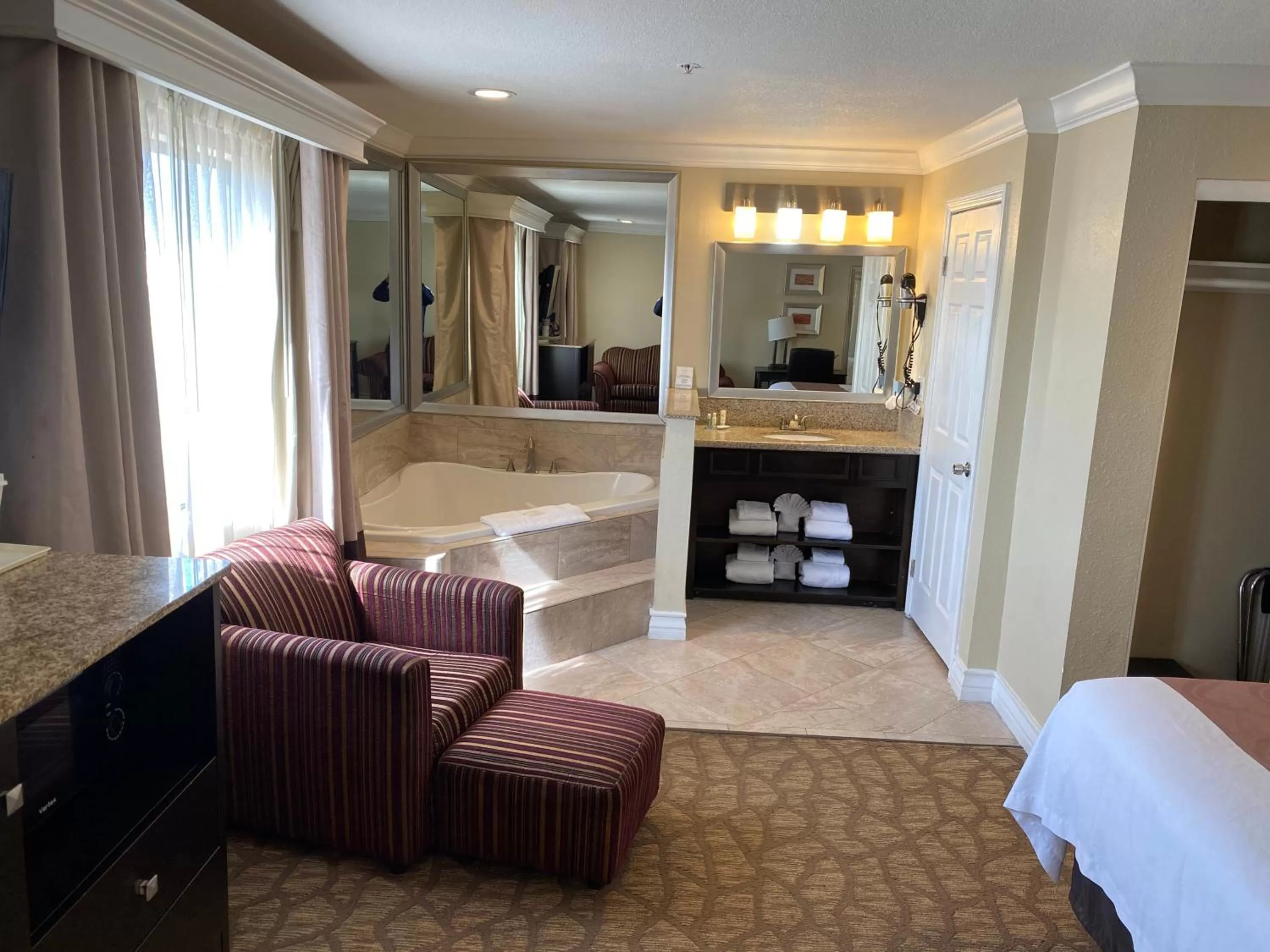 Bathroom, Bed in Quality Inn Downey