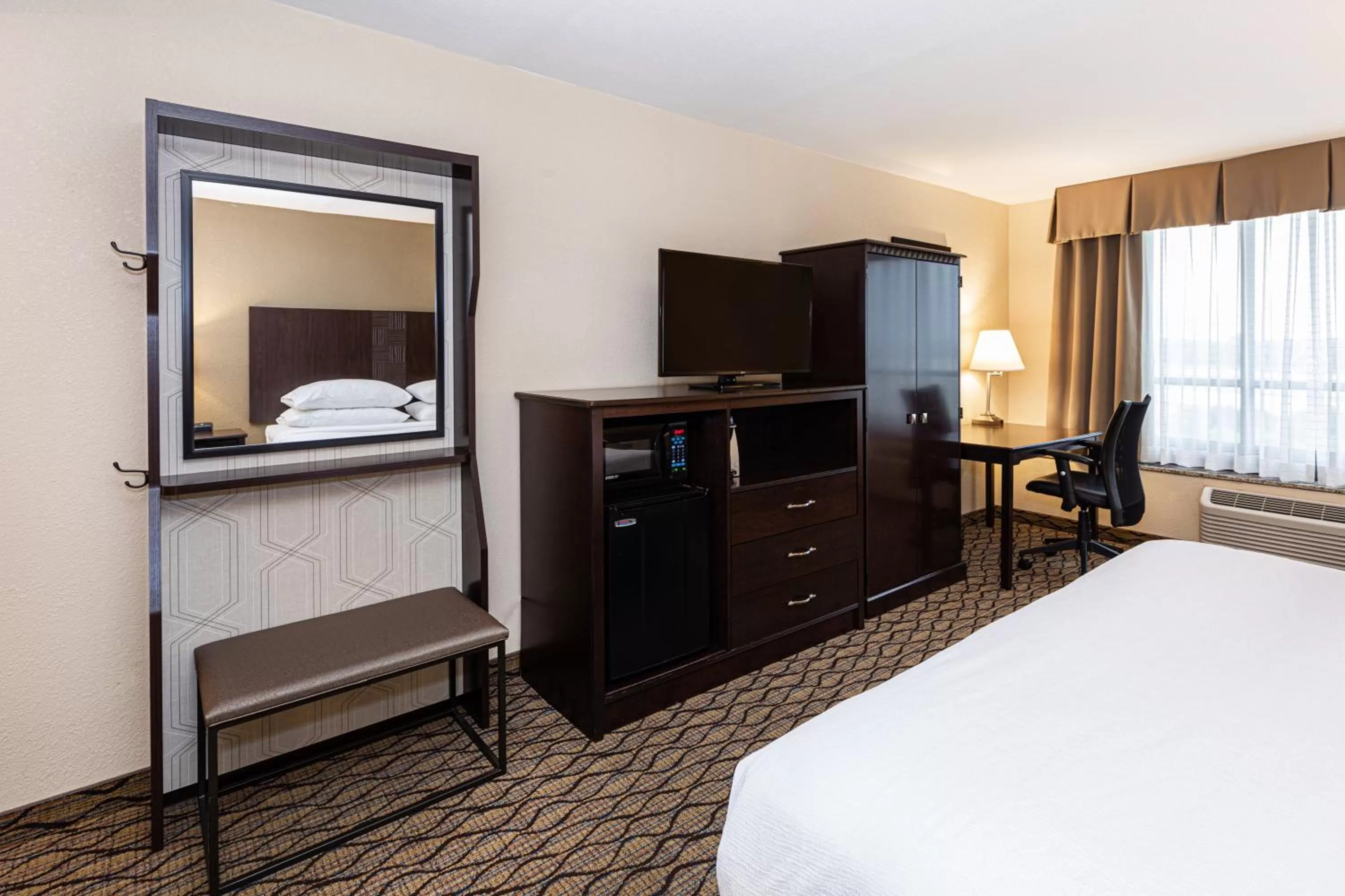 Photo of the whole room, Bed in Holiday Inn St. Louis Airport West Earth City by IHG