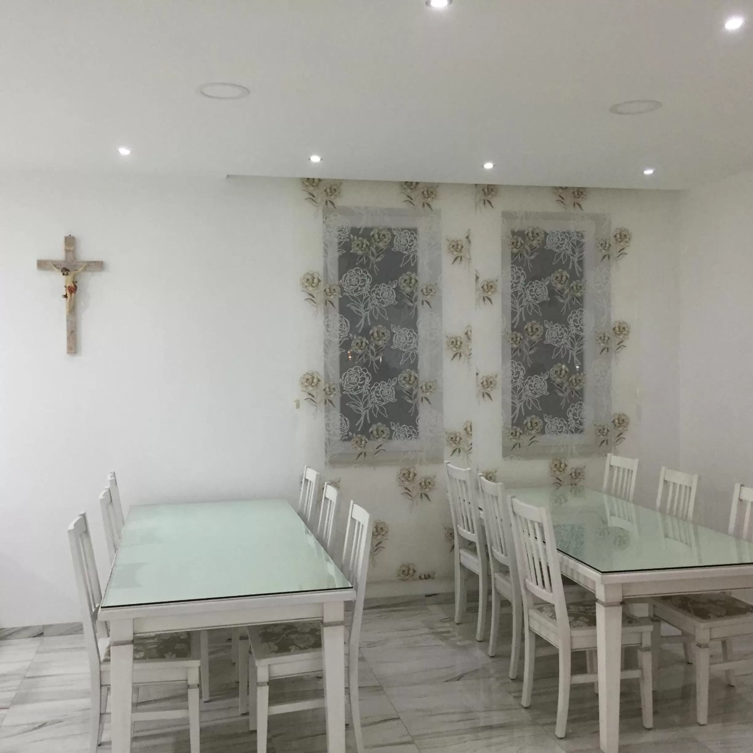 Restaurant/places to eat in Villa Flowers