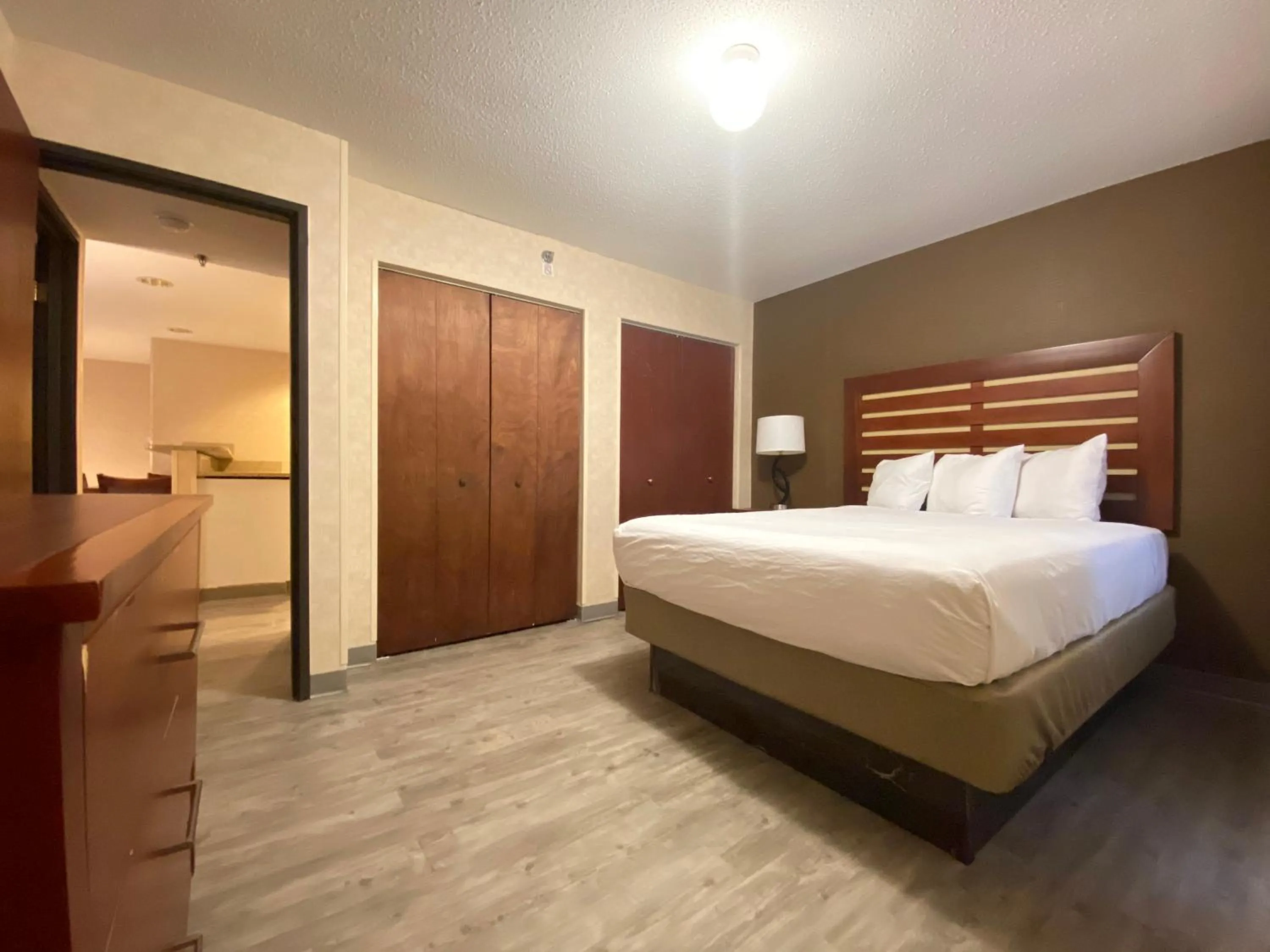 Bed in Wyndham Garden Grand Rapids Airport