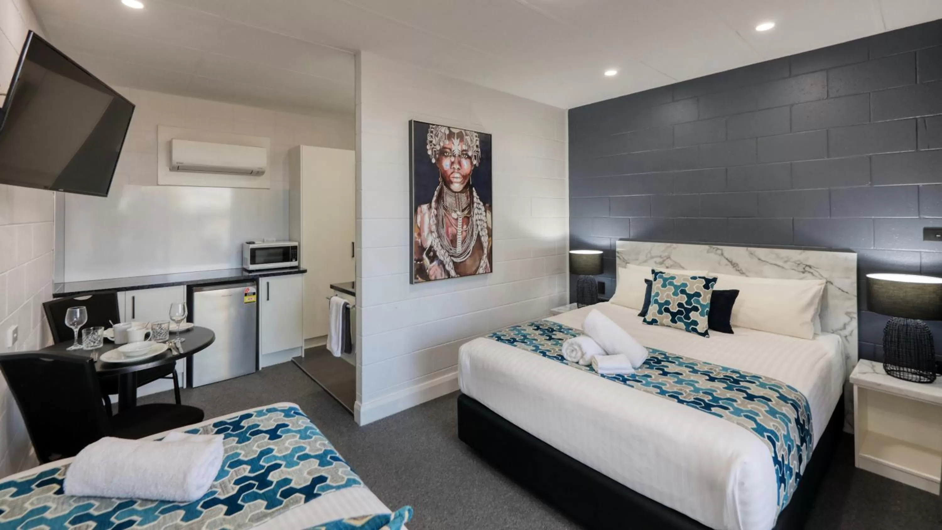 Decorative detail, Bed in Hilltop Motel