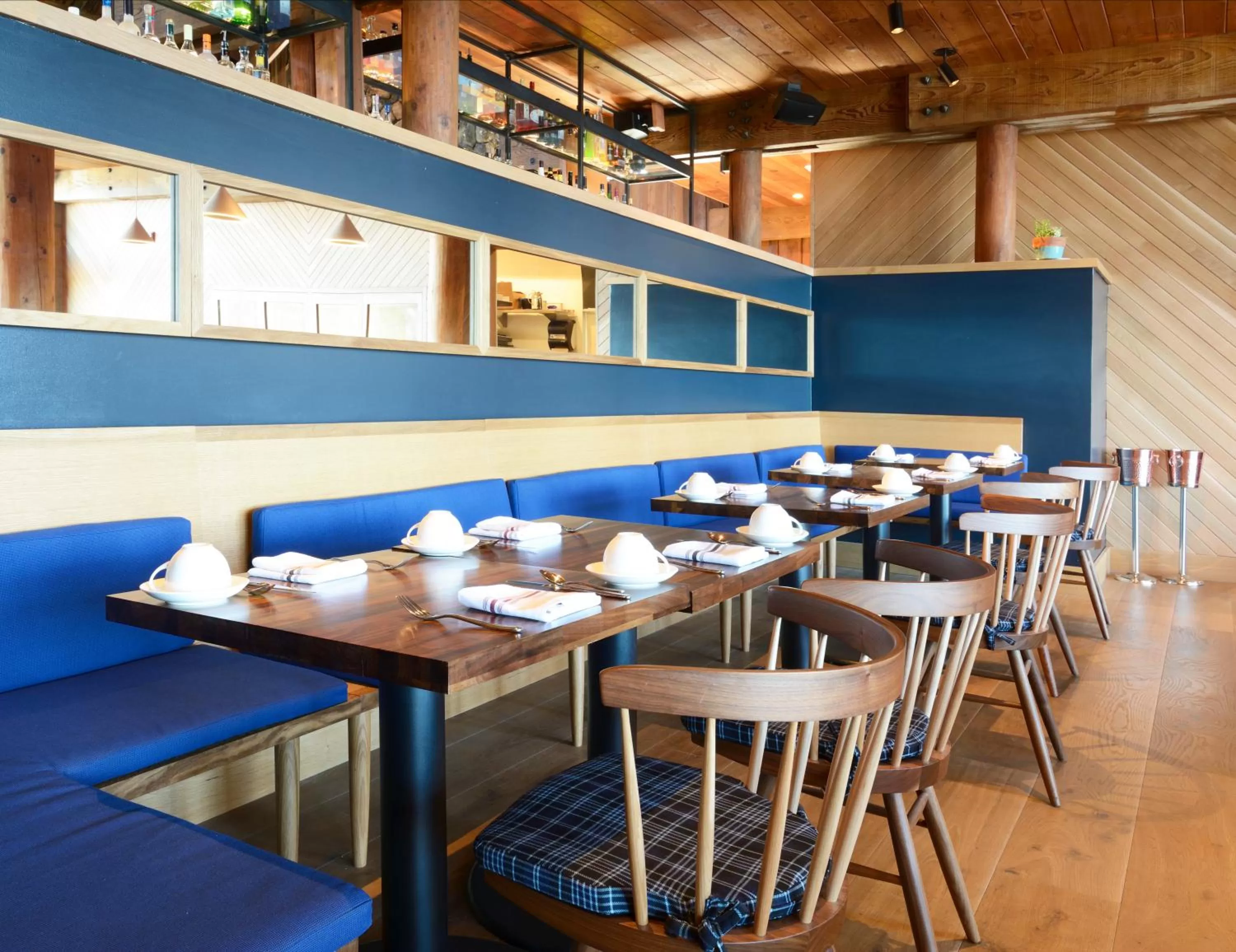 Dining area in Timber Cove Resort
