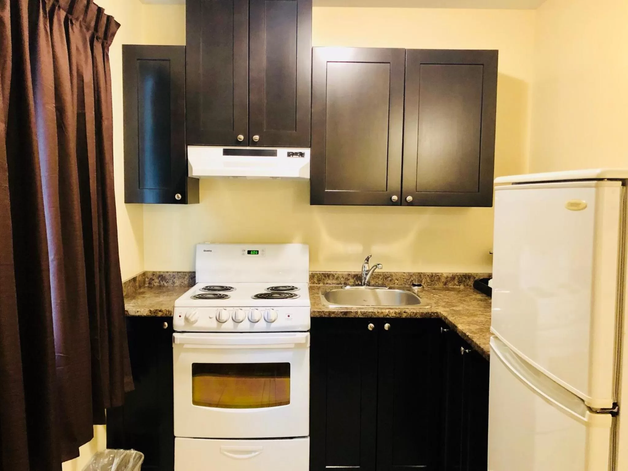 Kitchen or kitchenette in Kings Motor Inn