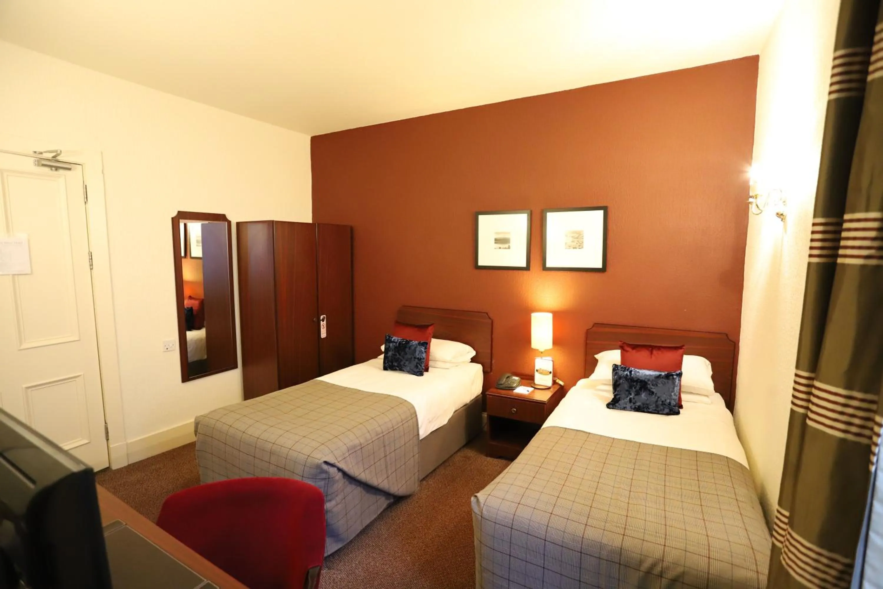 Photo of the whole room, Bed in Ben Wyvis Hotel